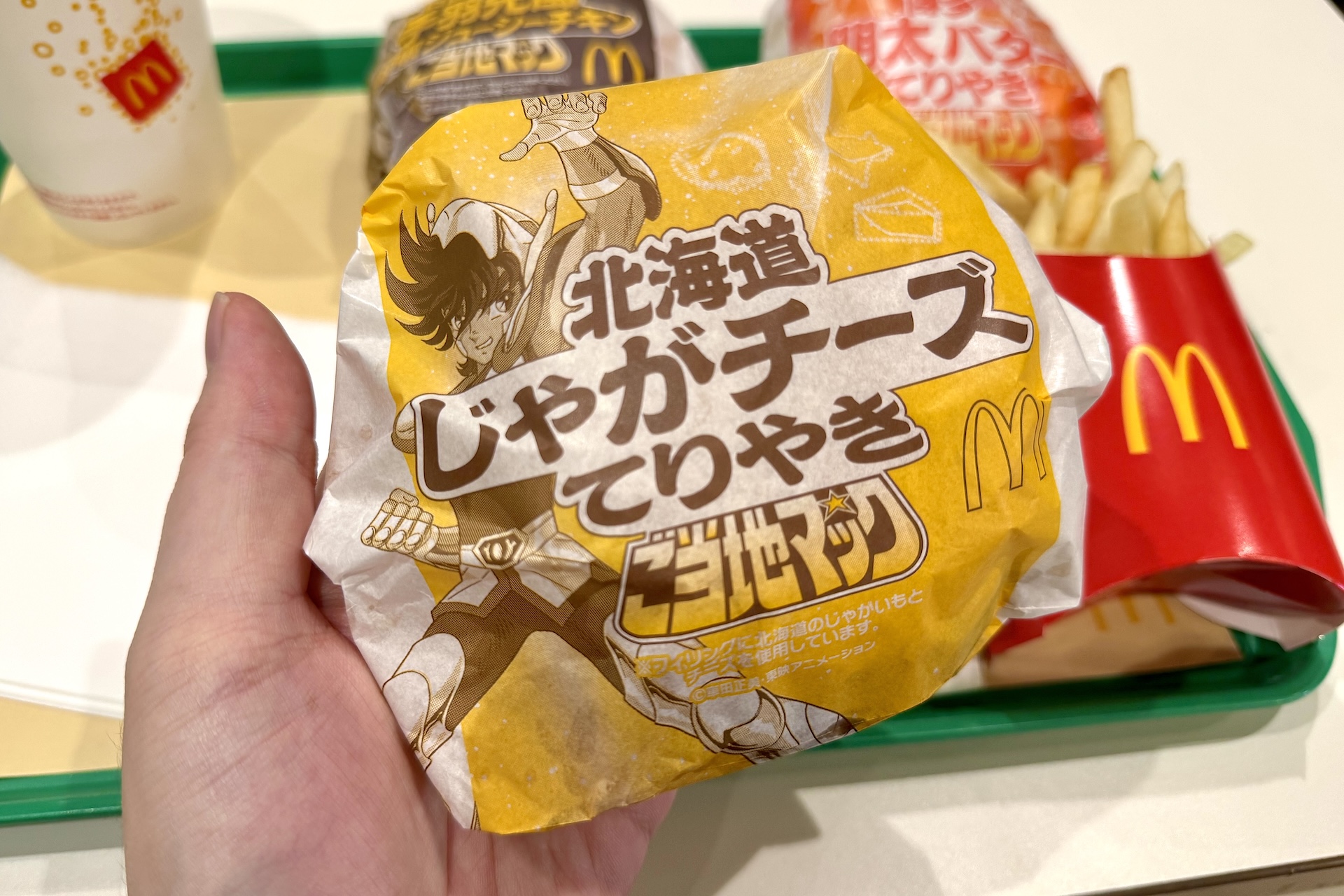 「聖闘士星矢」コラボパッケージ。「北海道じゃがチーズてりやき」には「ペガサス星矢」が描かれている