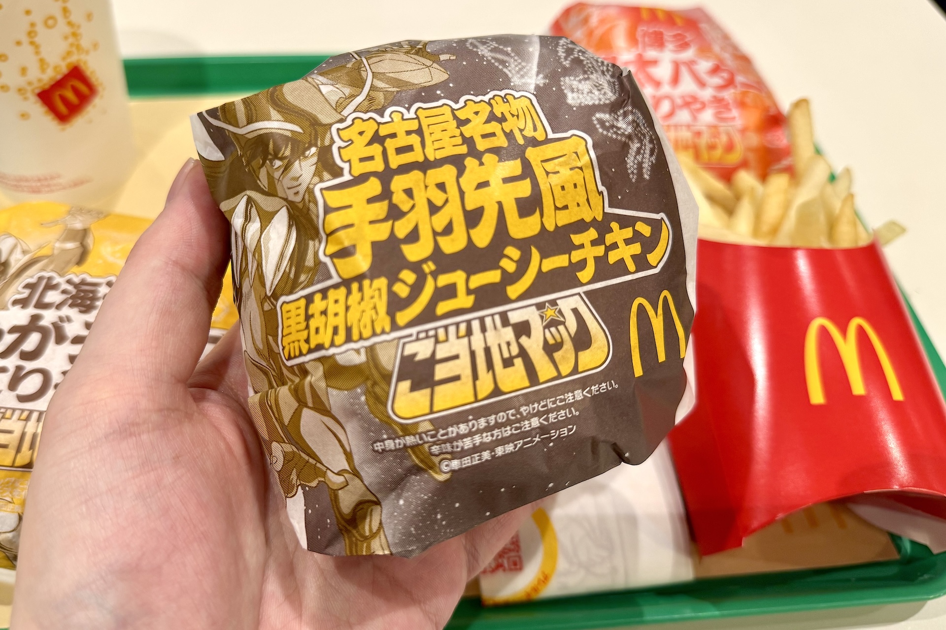 「聖闘士星矢」コラボパッケージ。「名古屋名物 手羽先風黒胡椒ジューシーチキン」には「ドラゴン紫龍」が描かれている