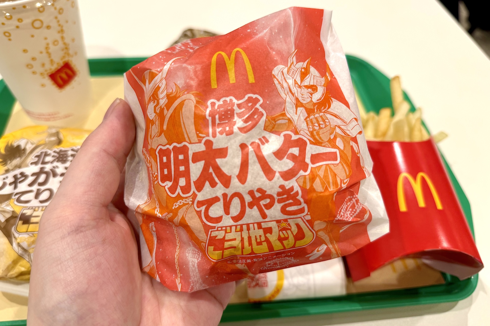 「聖闘士星矢」コラボパッケージ。「博多明太バターてりやき」には「アンドロメダ瞬」＆「フェニックス一輝」が描かれている