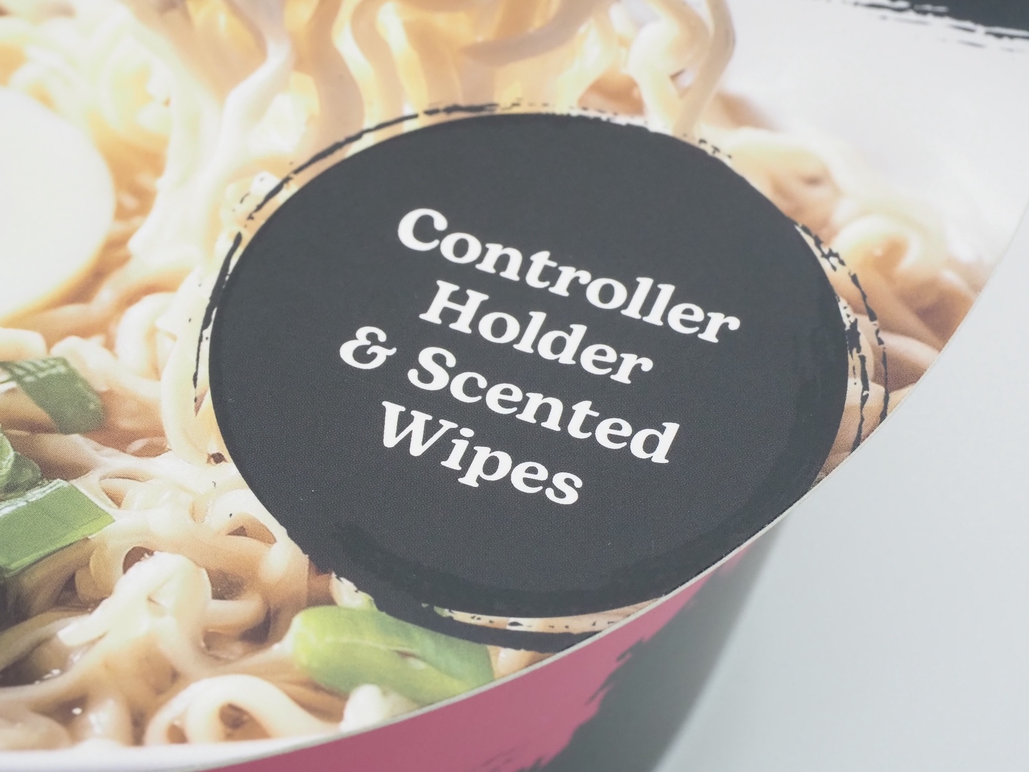 カップ麺の味は「Controller Holder & Scented Wipes」……？