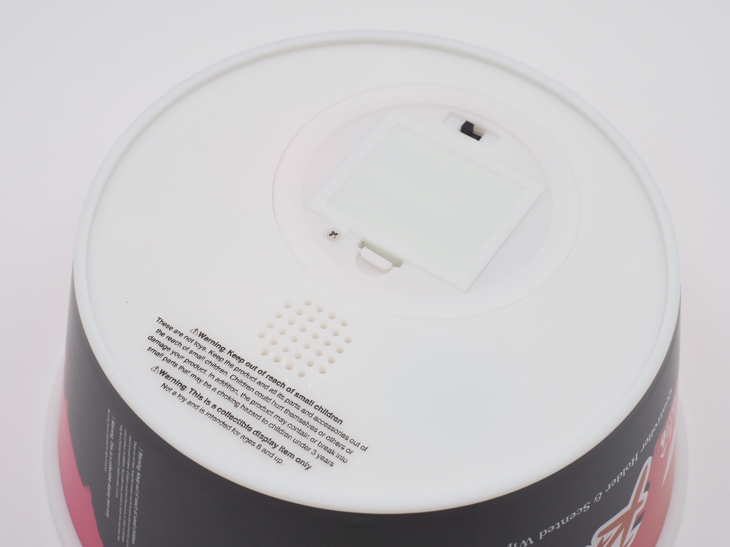 底面には電池ボックスとスピーカー。このカップ麺、何かがおかしい！