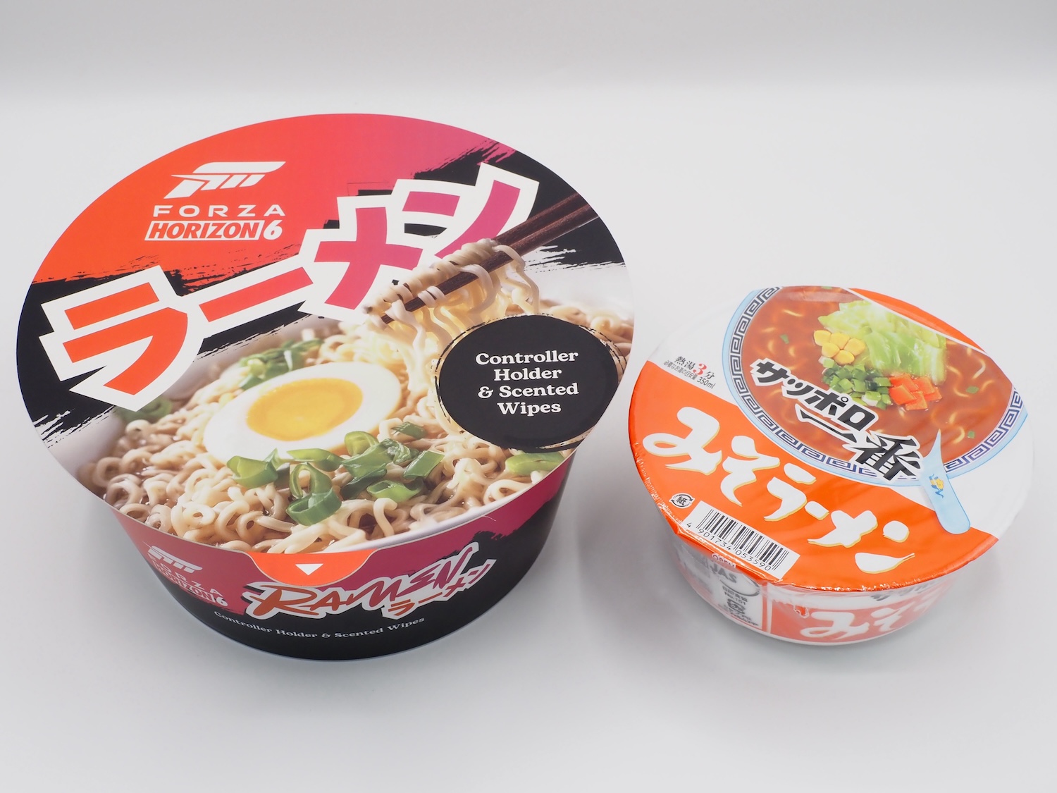 一般的なカップ麺と比べると、かなり大きく重い