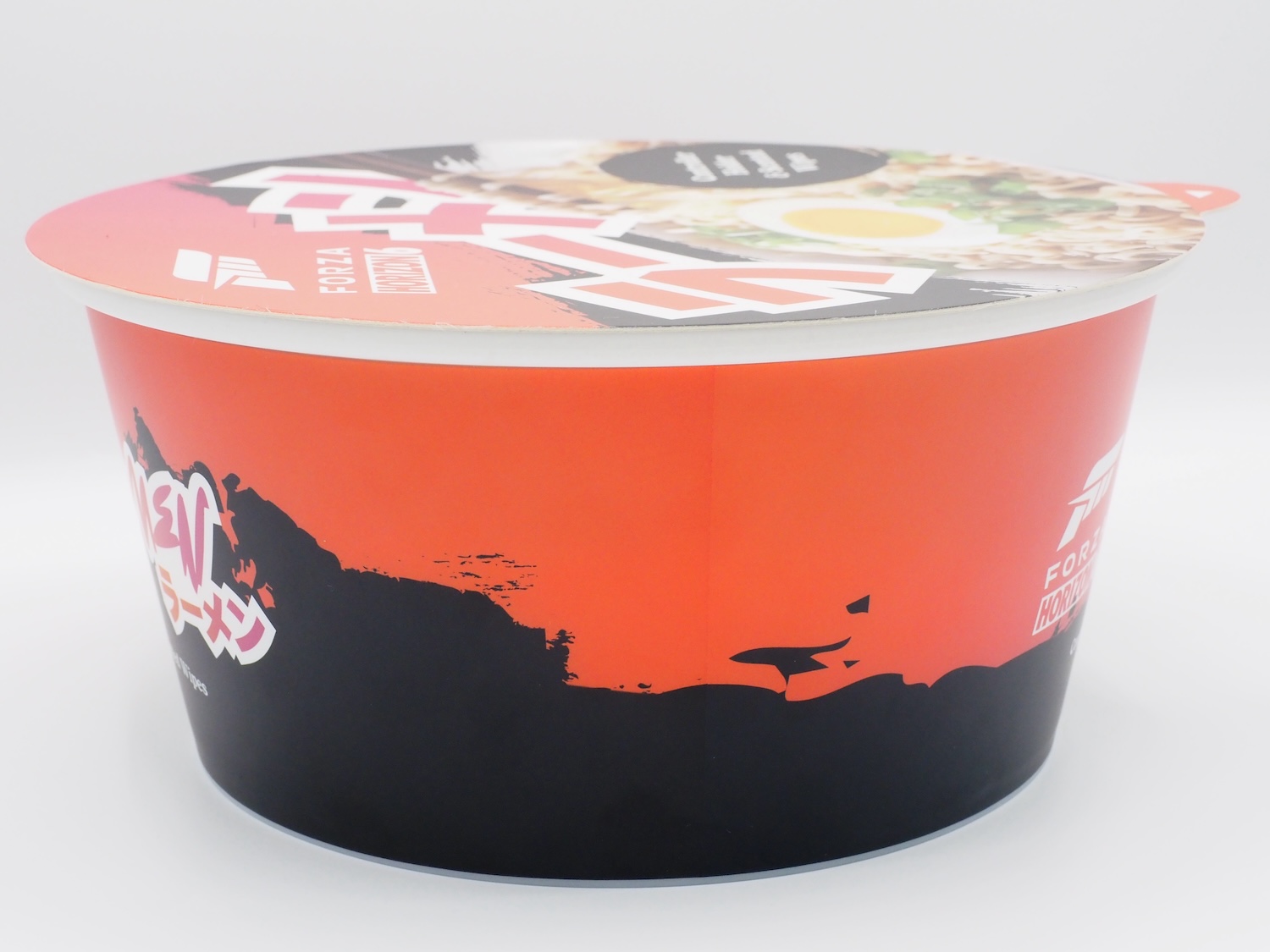 メーカー名や原材料名はプリントされておらず。これって本当にカップ麺……？