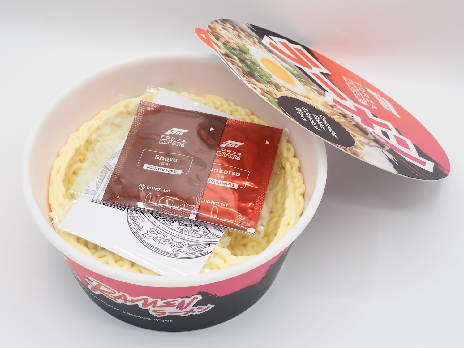 フタを開けると、ぱっと見は普通のカップ麺