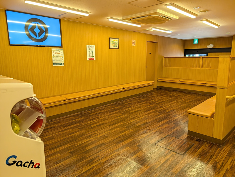 待合スペースもかなり広大だ。開店直後なので人がいないが、週末などは多くの人が待つことになるのだろう