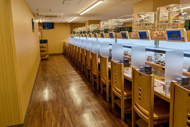 開店直後の1人用スペースは個々に仕切りがあるので1人でも安心して食べに来られる。帰り際、12時過ぎになるとランチ目的の1人客が多く座っているのが確認できた