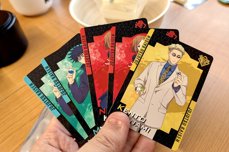 おかわりしやすい「ザクザク生姜焼き」と「スウィート＆ビターティラミス」を1皿ずつ追加で注文して5枚ゲット。結果としてはななみん(七海)が来てくれて3種5枚の結果となった