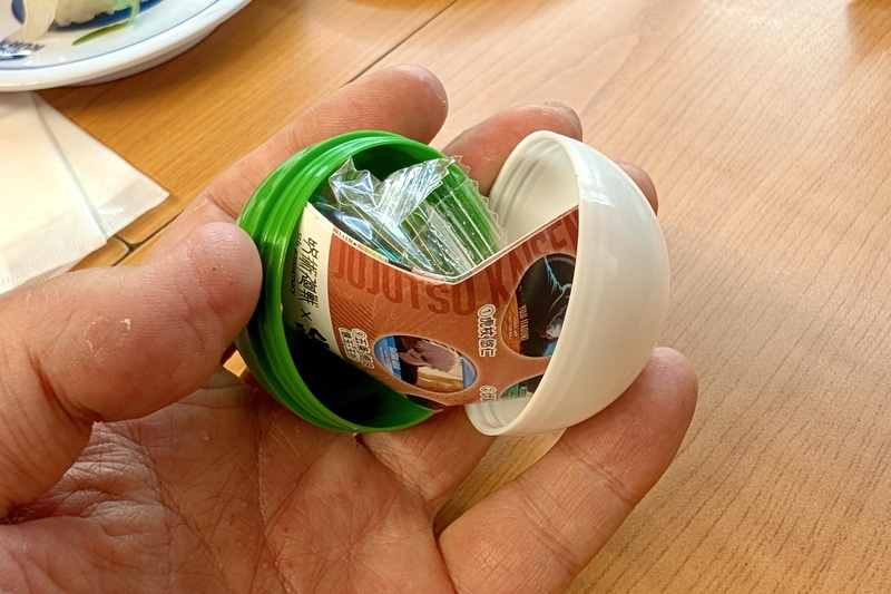 カプセルを開けて景品を取り出す