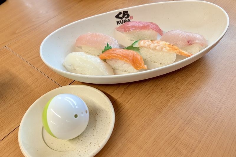 寿司は大皿に、「ビッくらポン!」の景品は小皿にカプセルごと乗って届けられる