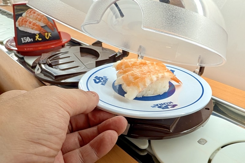 同社独自の「抗菌寿司カバー」のおかげで今でも回っている寿司が食べられるのはありがたい。カバーのロック解除は事前に開け方などをチェックしておくことも重要だ