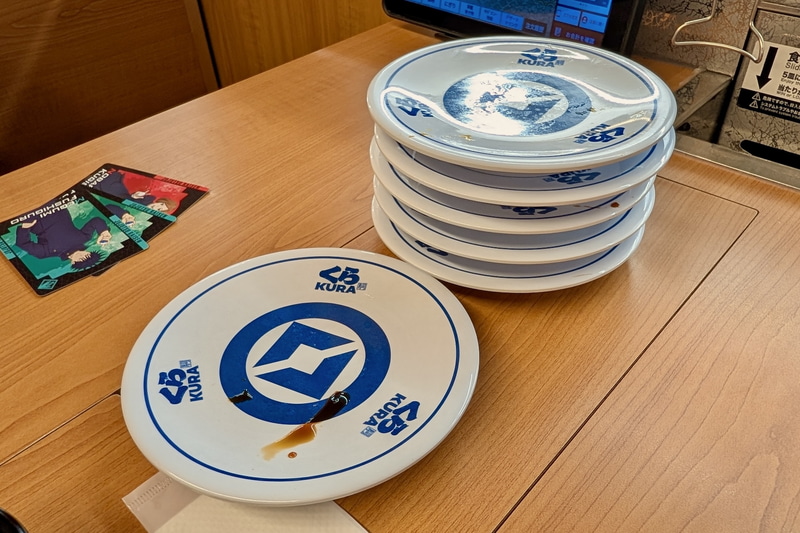 「ビッくらポン!」は返却口に寿司皿を投入すると5枚単位で自動的に「ビッくらポン!」の抽選映像が流れるが、「一気に5枚入れる」派と「1枚ずつ入れていく」派ではどっちが多いのだろうか。今回は担当編集も筆者もまとめて5枚ずつ入れたい派だったので事件は起こらなかったが、この派閥が異なると大変な論争が巻き起こりそうだ。ただ、「どっちでもいい」派が最も多い気もする