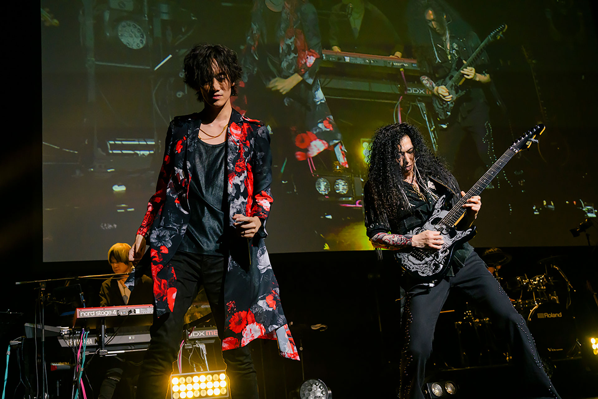 終始ライブを盛り上げていたほか、自身もRYOとして歌声を披露した堀井氏。写真左の若井望氏が、昔ポスターを作っていたことも判明した