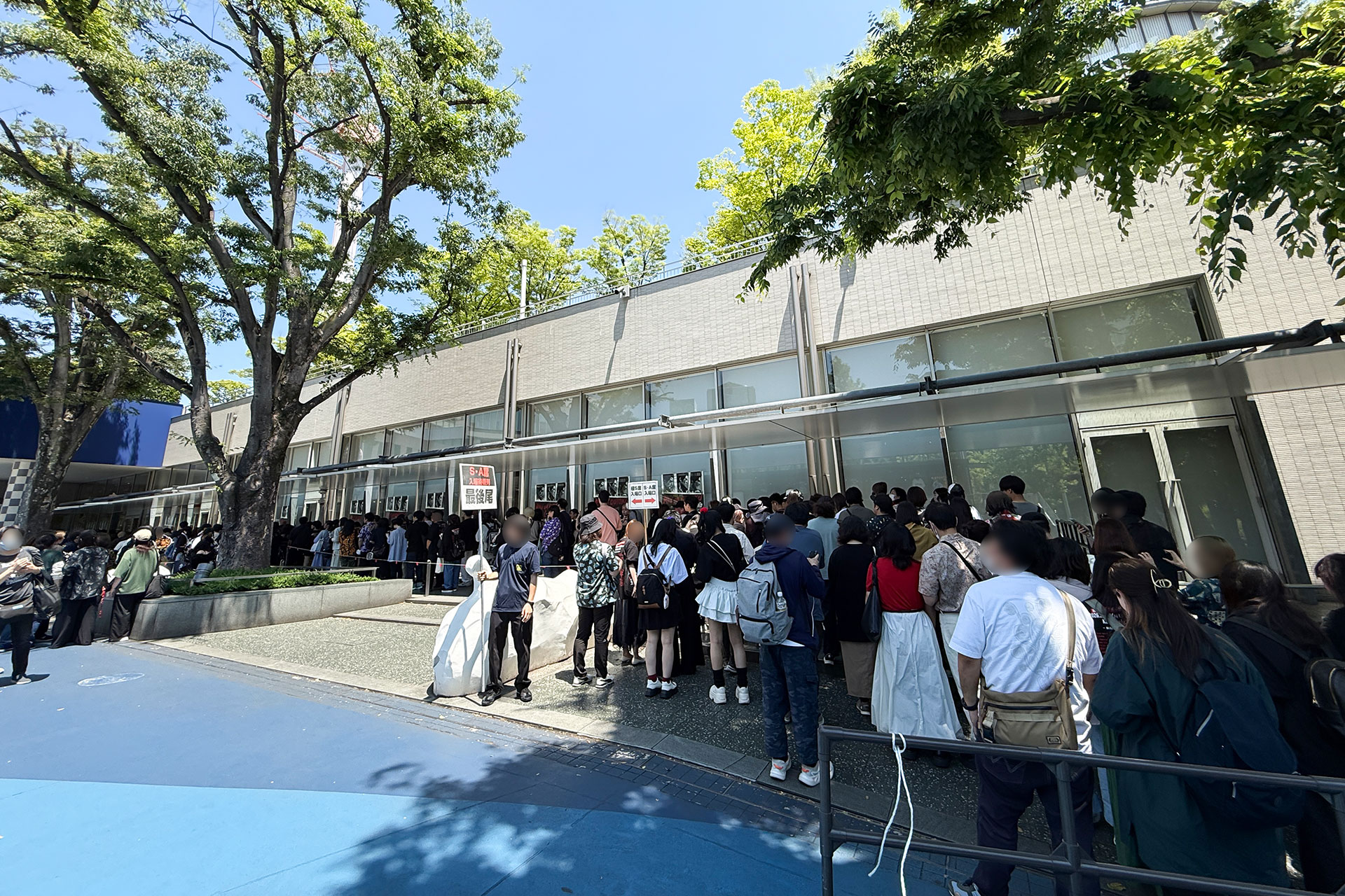 開場前に長い列を作るファンたち