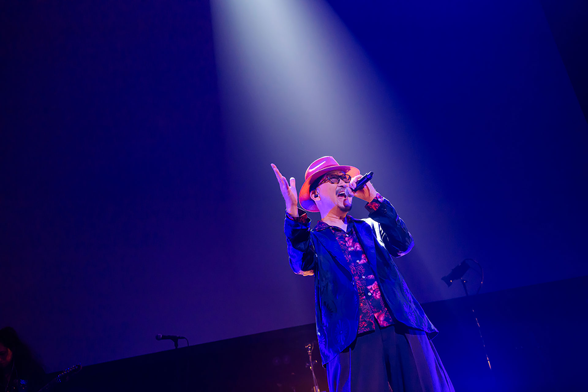 歌声を披露する宇垣秀成さん