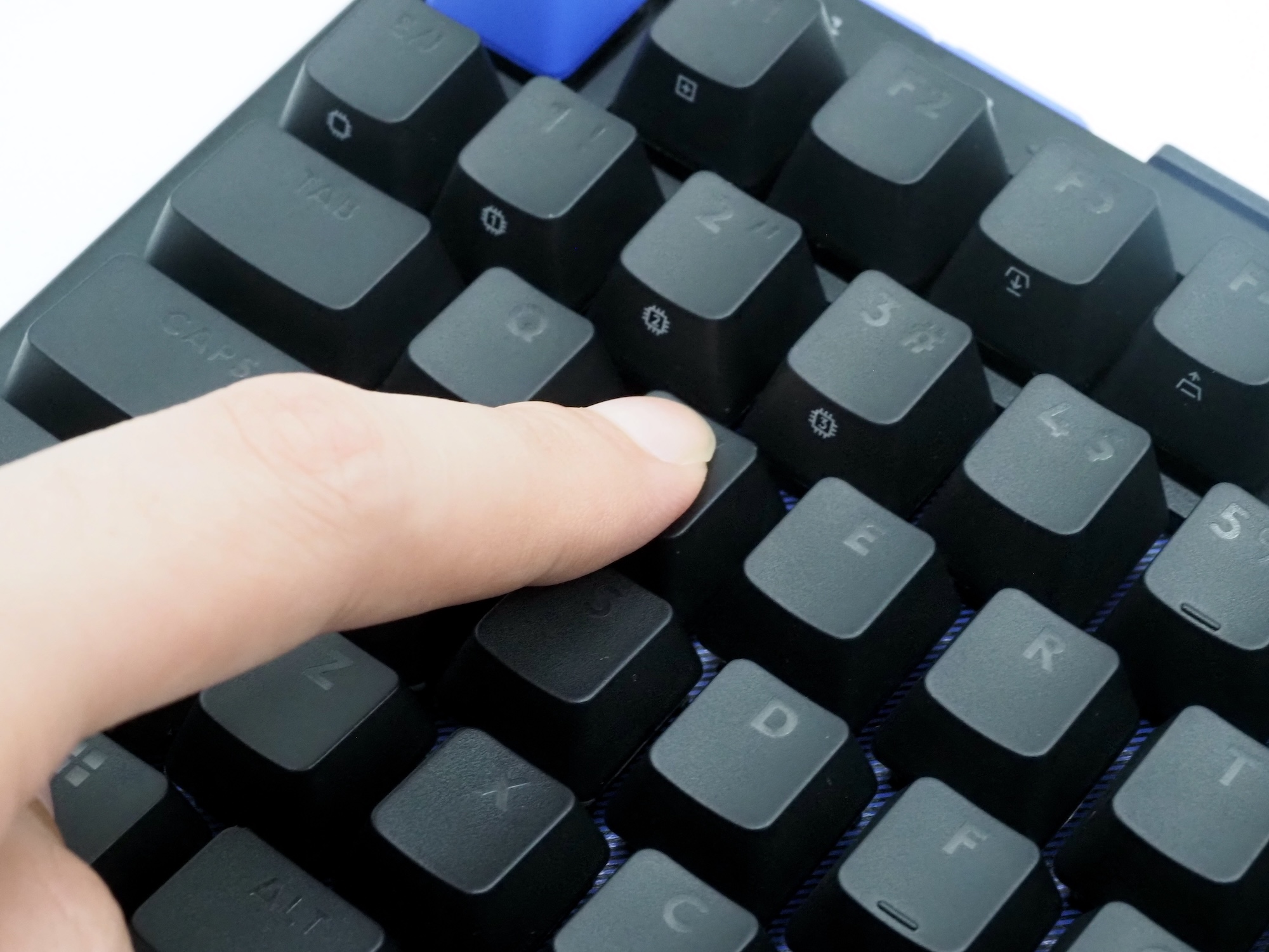 強く押し込むと2段階目のキー入力という感じで「マルチポイントアクション」の段階が物理的にわかりやすくなる