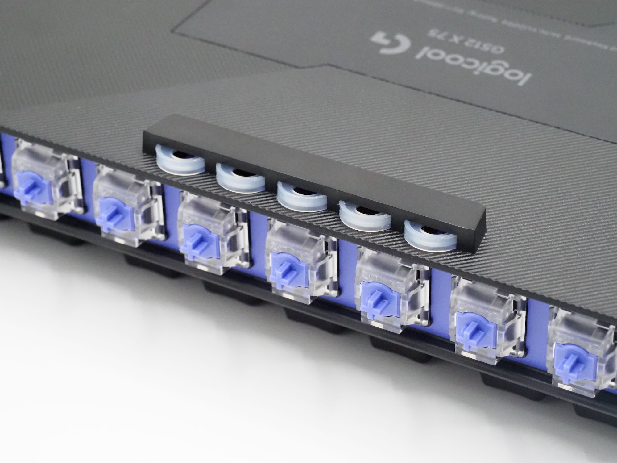 使わないSAPPリングはキーボード底面に収納可能だ