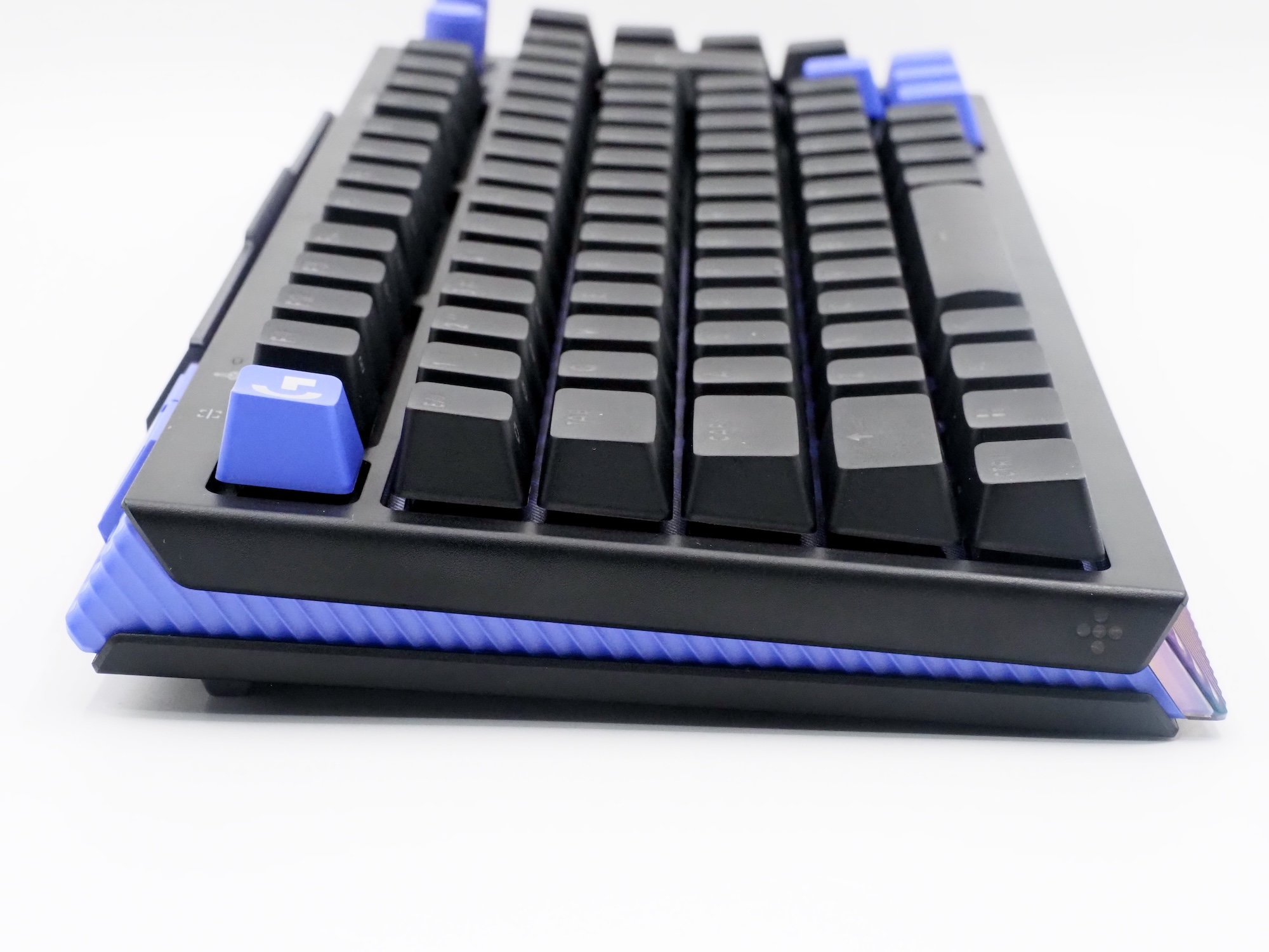 左側面はシンプル。切れ込みから見えるアクセントカラーがカッコいい