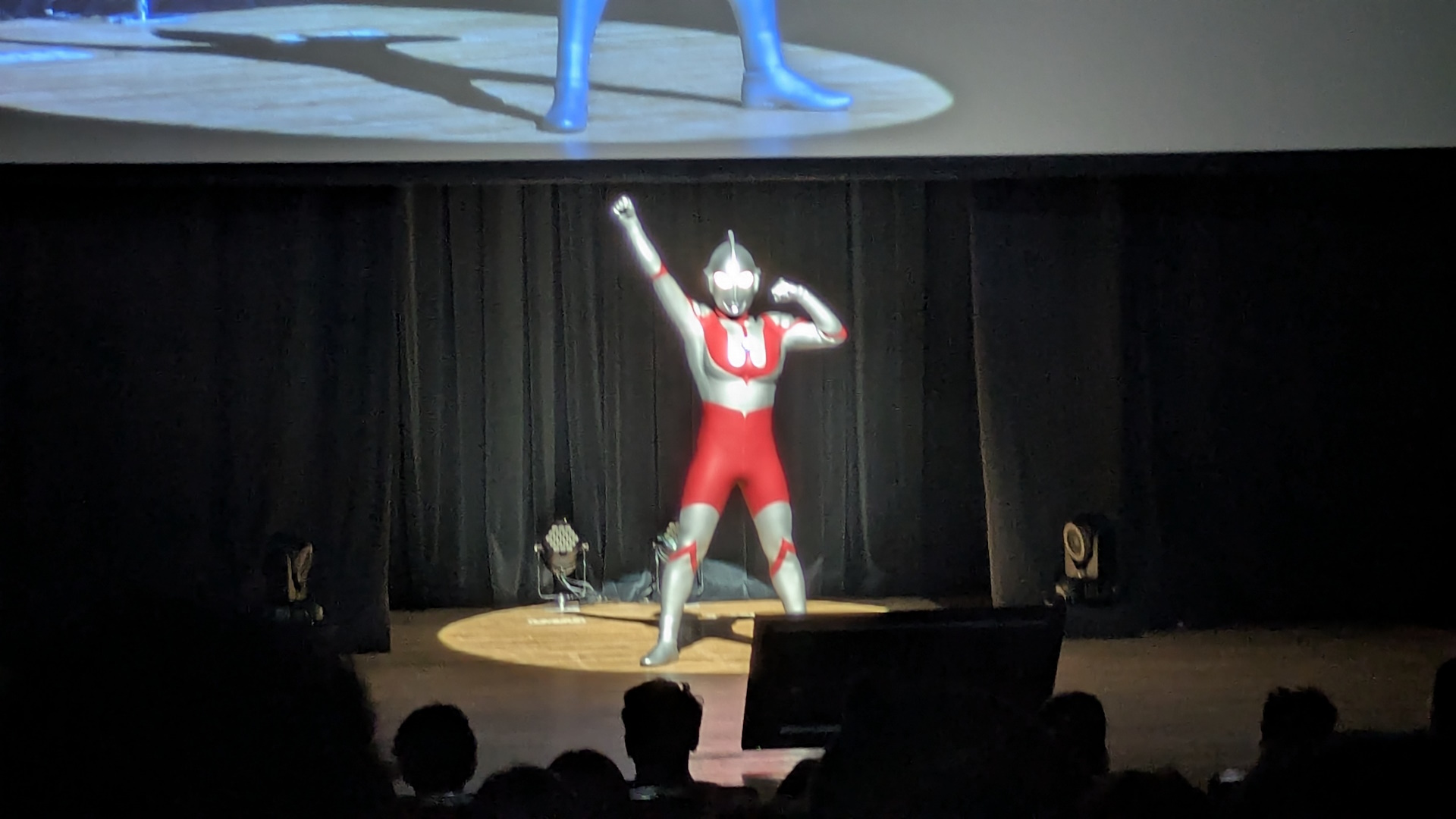 ダンダダンの社内イベントに突如現われるウルトラマン
