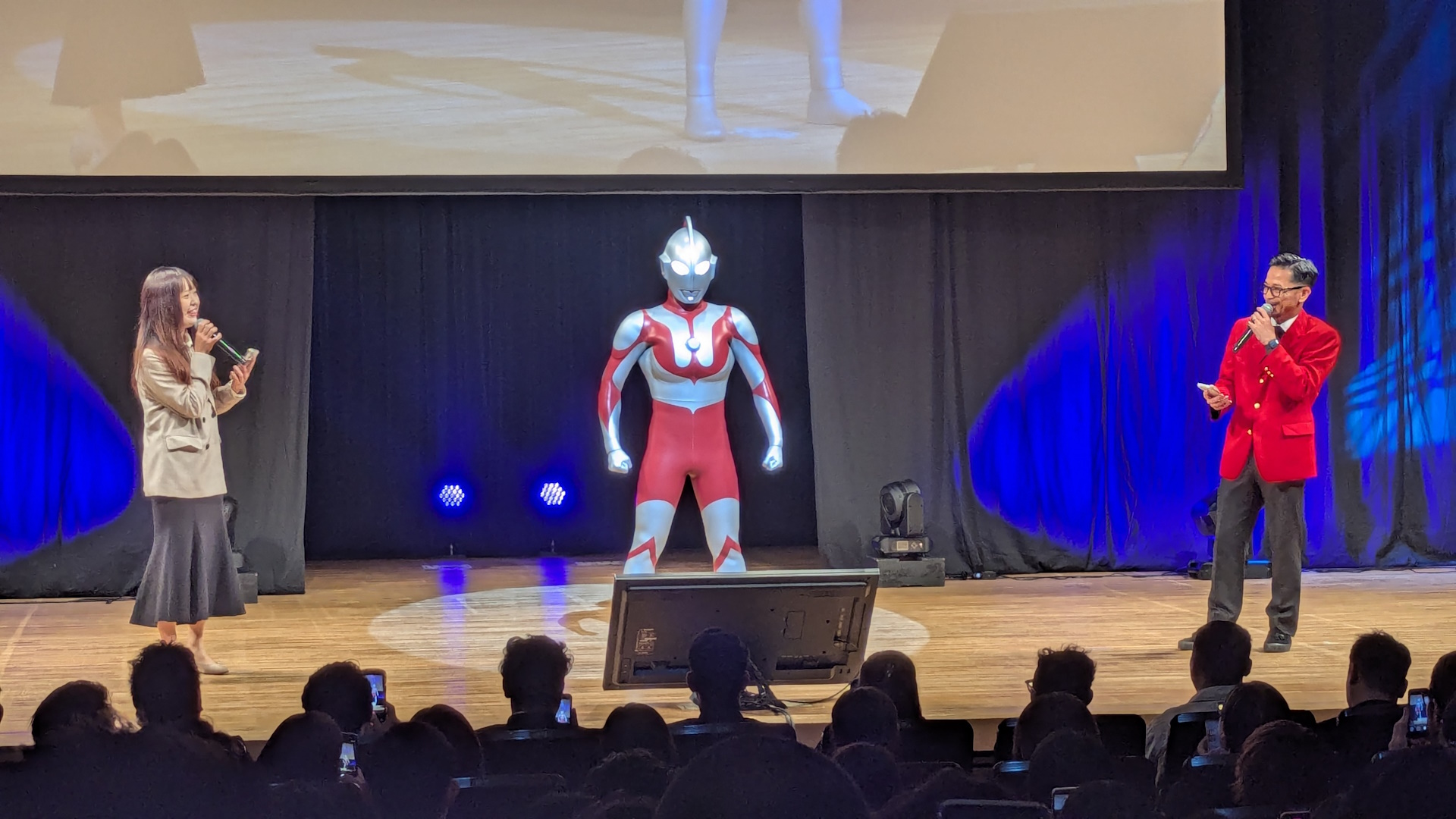 会場中央で仁王立ちするウルトラマン