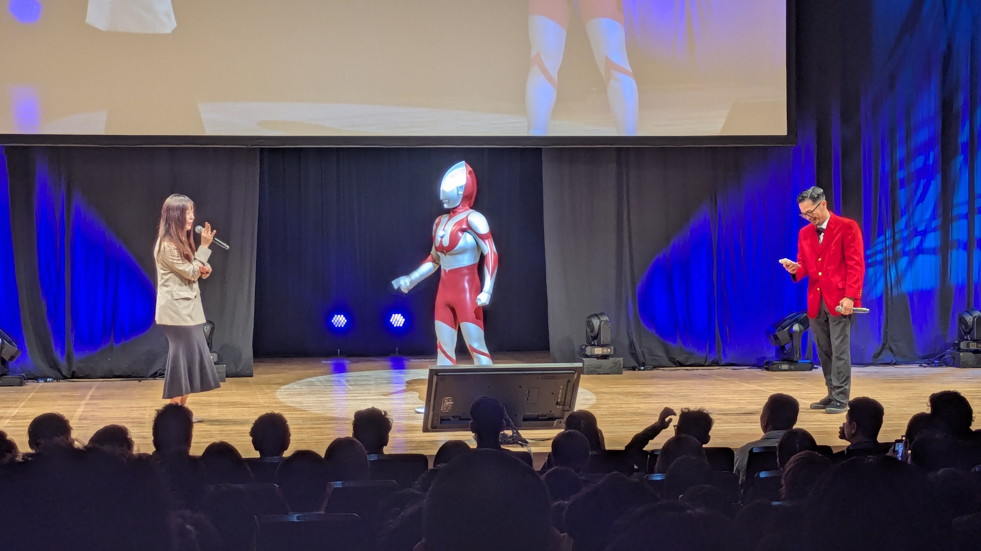 司会者と会話するウルトラマン