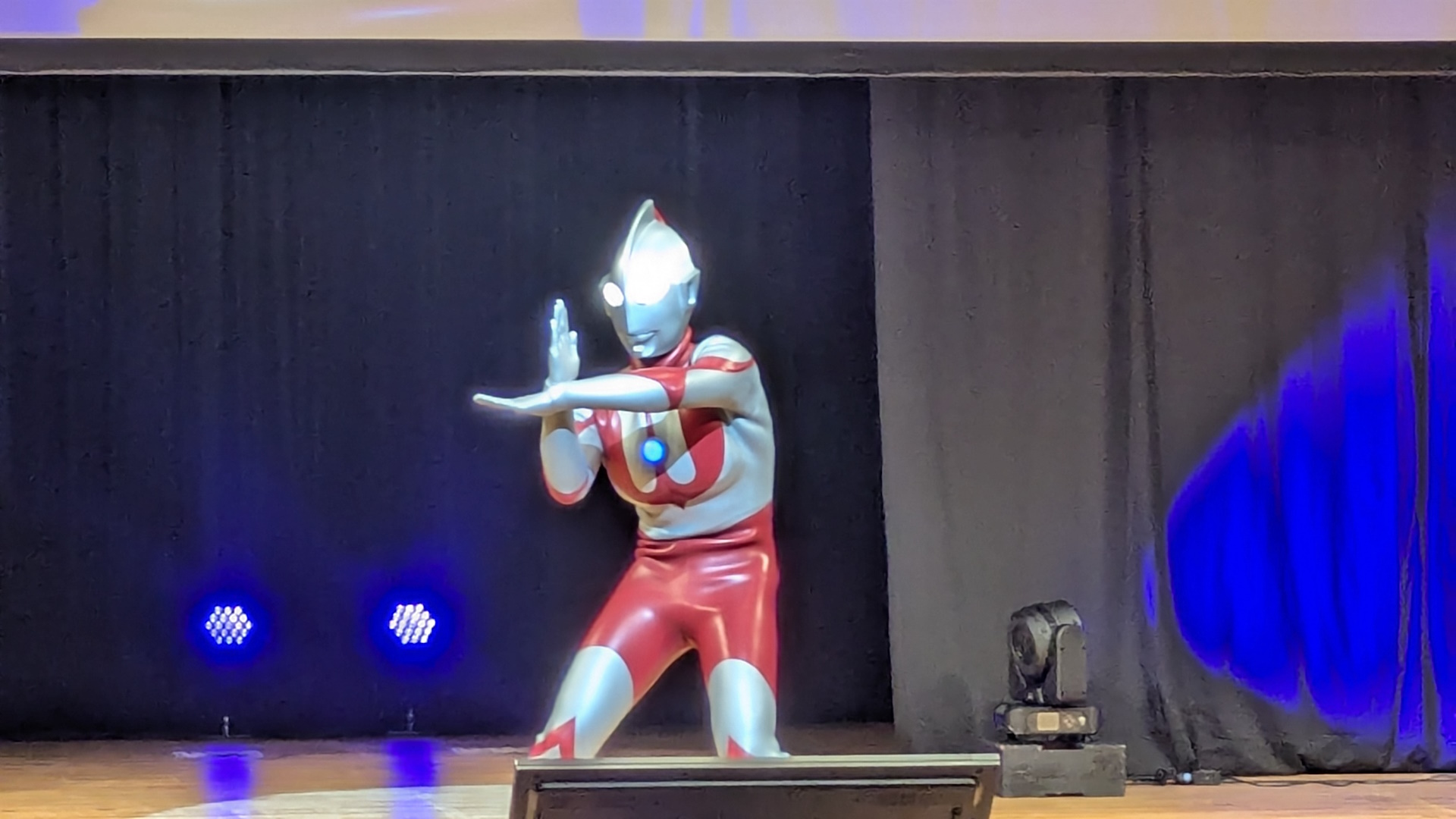 スペシウム光線のポーズで会場中に視線を配るウルトラマン
