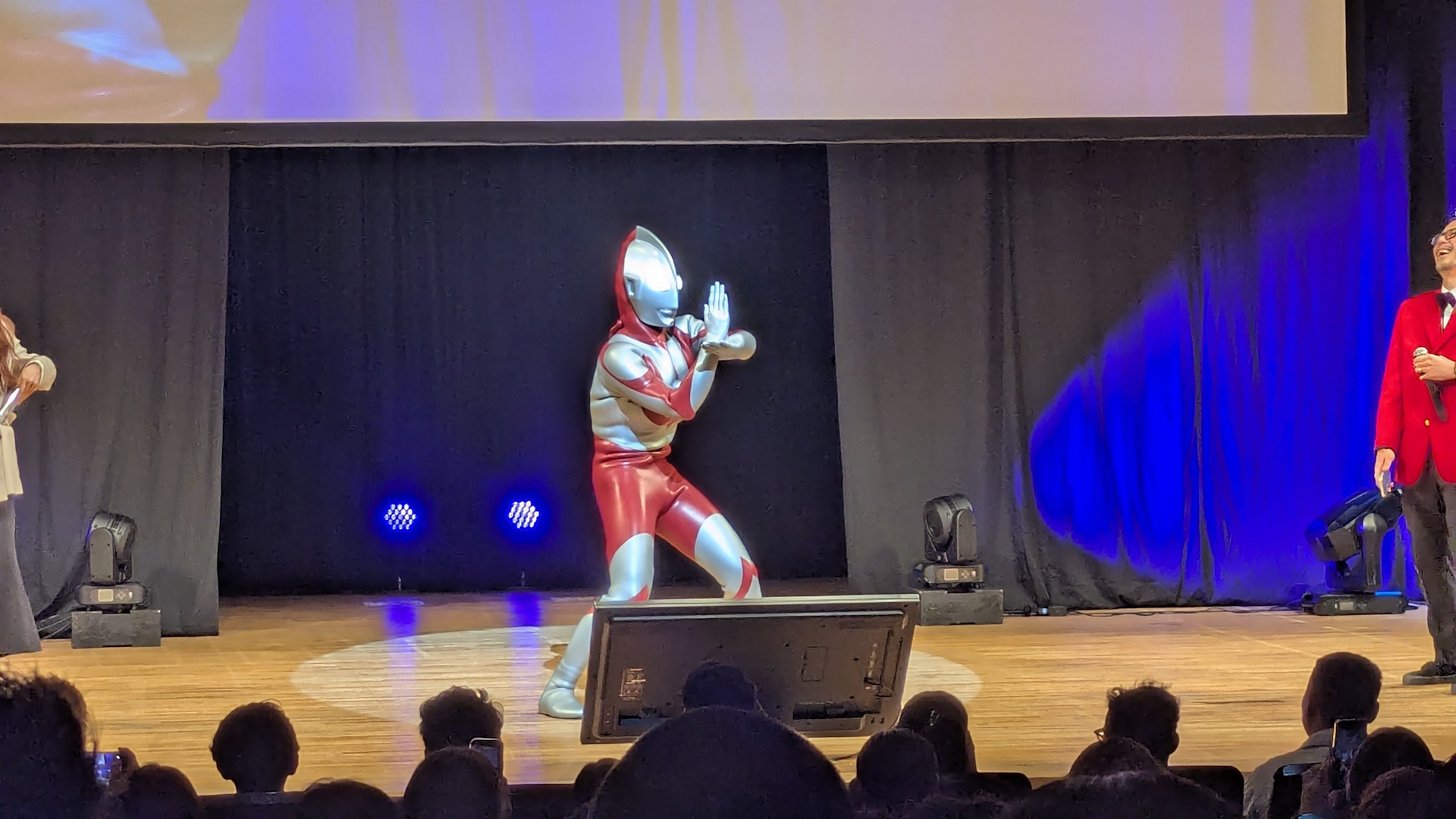スペシウム光線のポーズで会場中に視線を配るウルトラマン