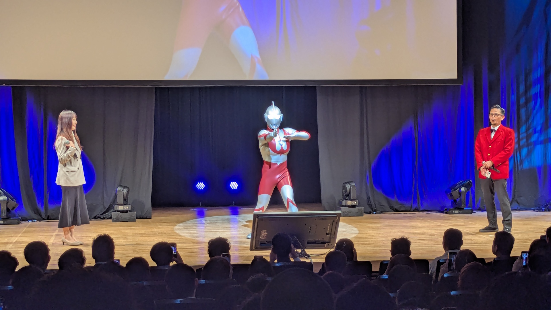 おそらく熱烈なファンによる「八つ裂き光輪も！」のコールに応えるウルトラマン