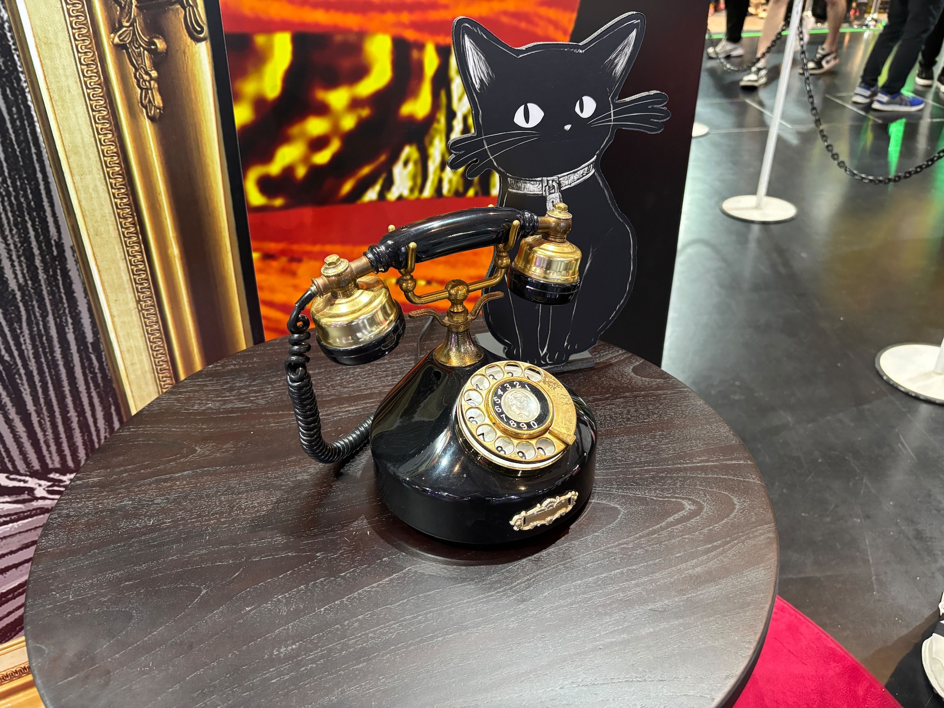 ブースで試遊をすると黒猫「ハムレット」のカチューシャがもらえる