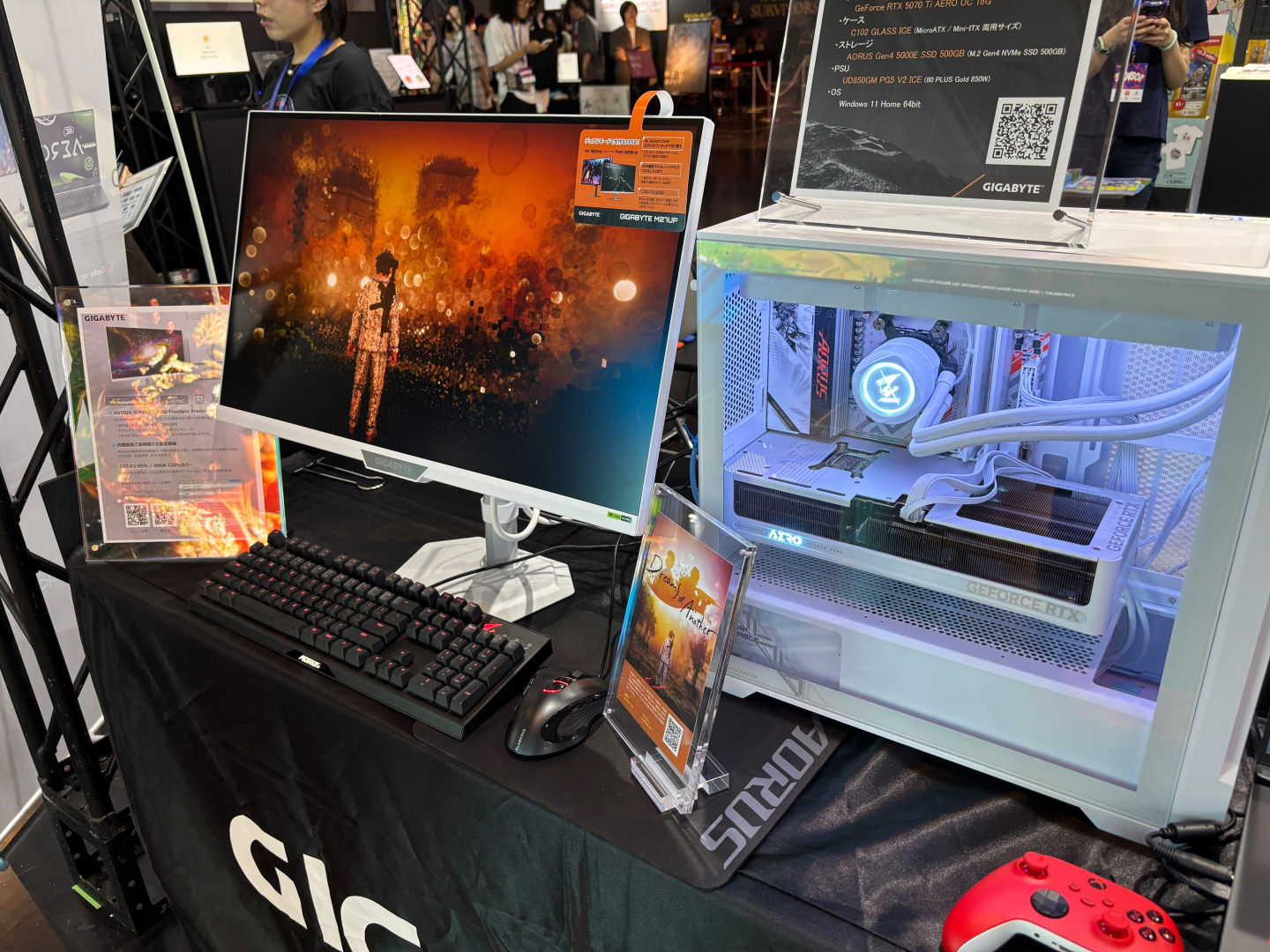 白いカラーがこだわりで、白のゲーミングPCと色合いがマッチする