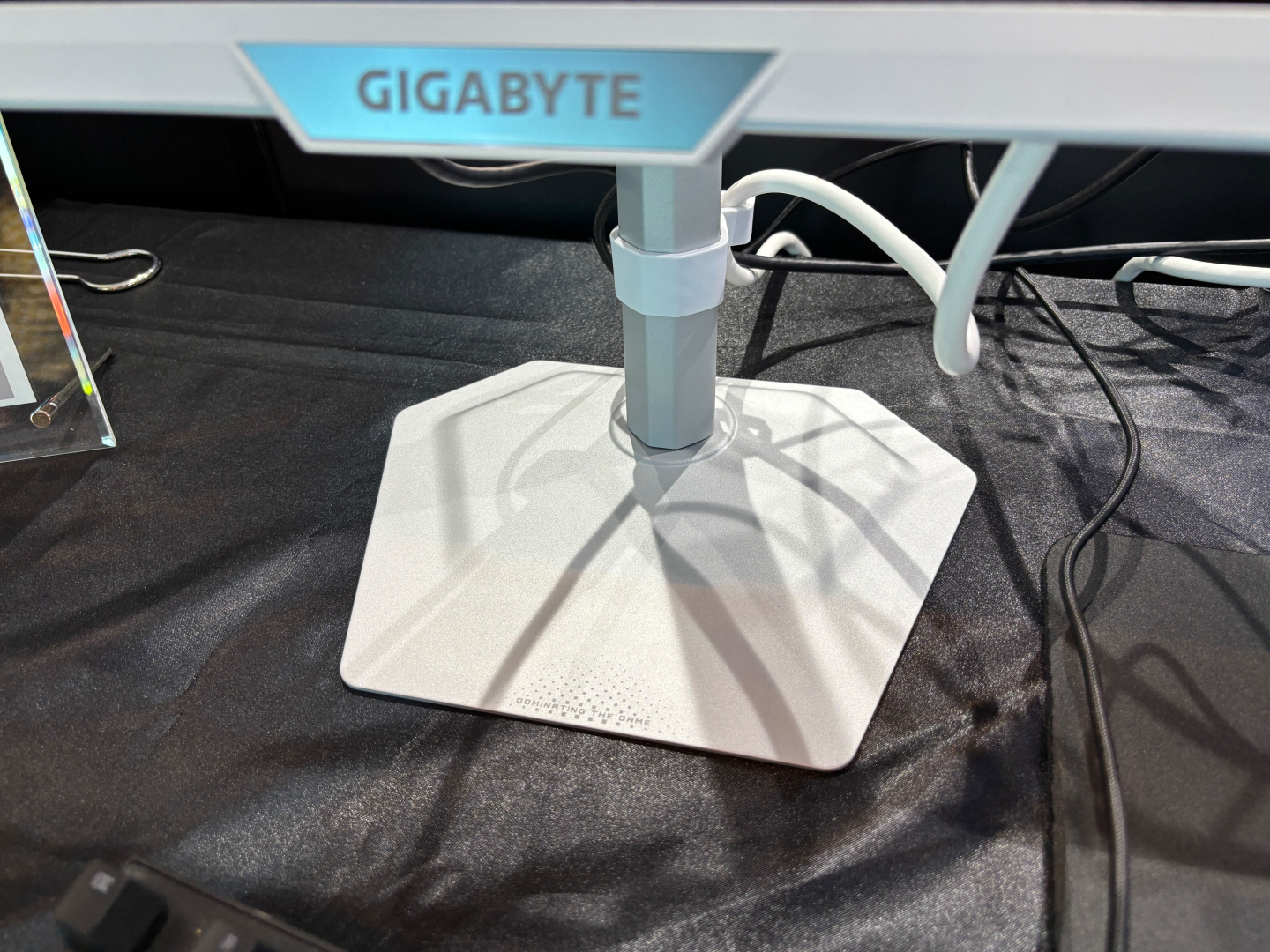 薄いスタンドもポイントとのこと。キーボードなど周辺機器を上に置くこともできる