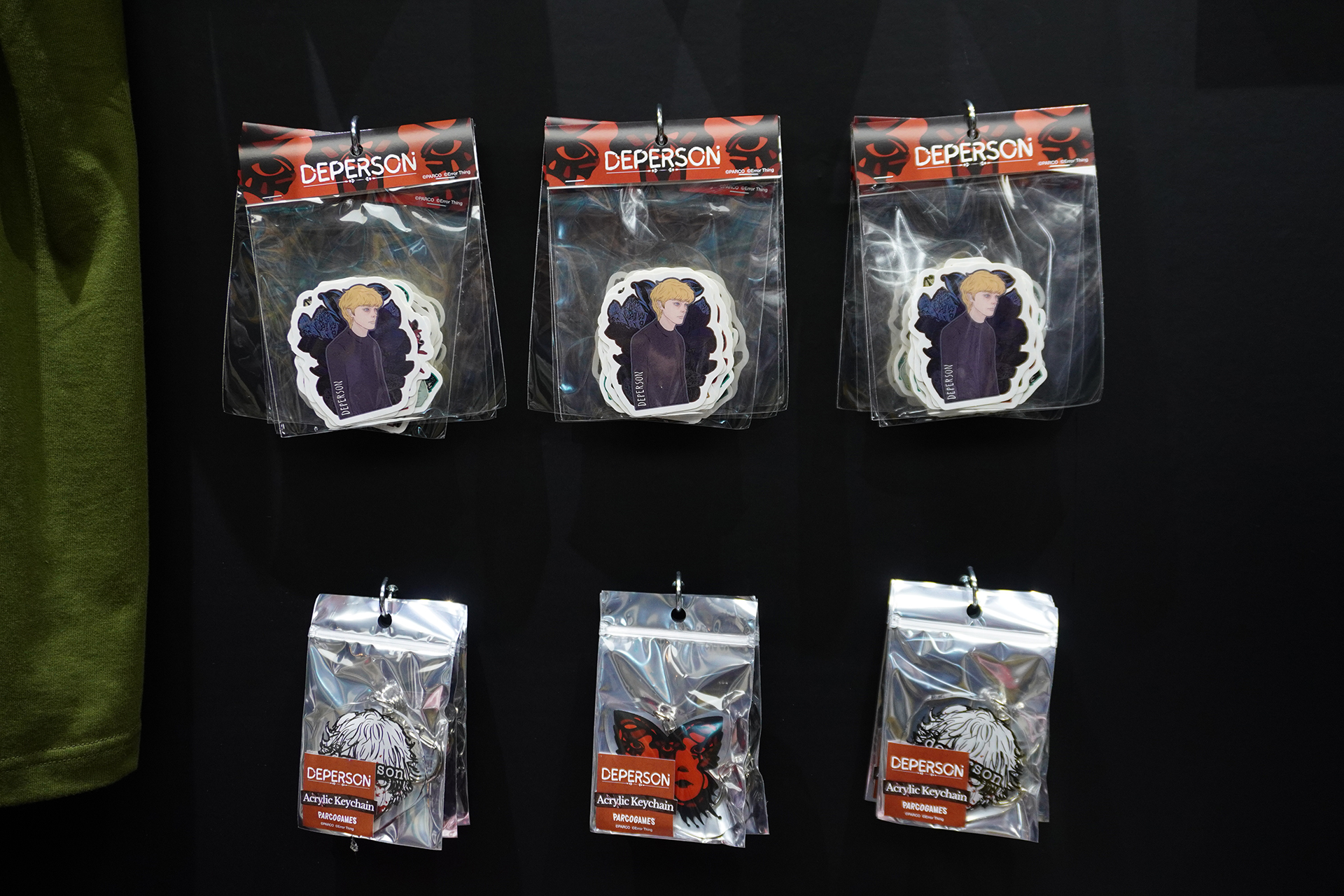 ブースの中では各ゲームのオリジナルグッズがまるでショップのように陳列され販売されていた