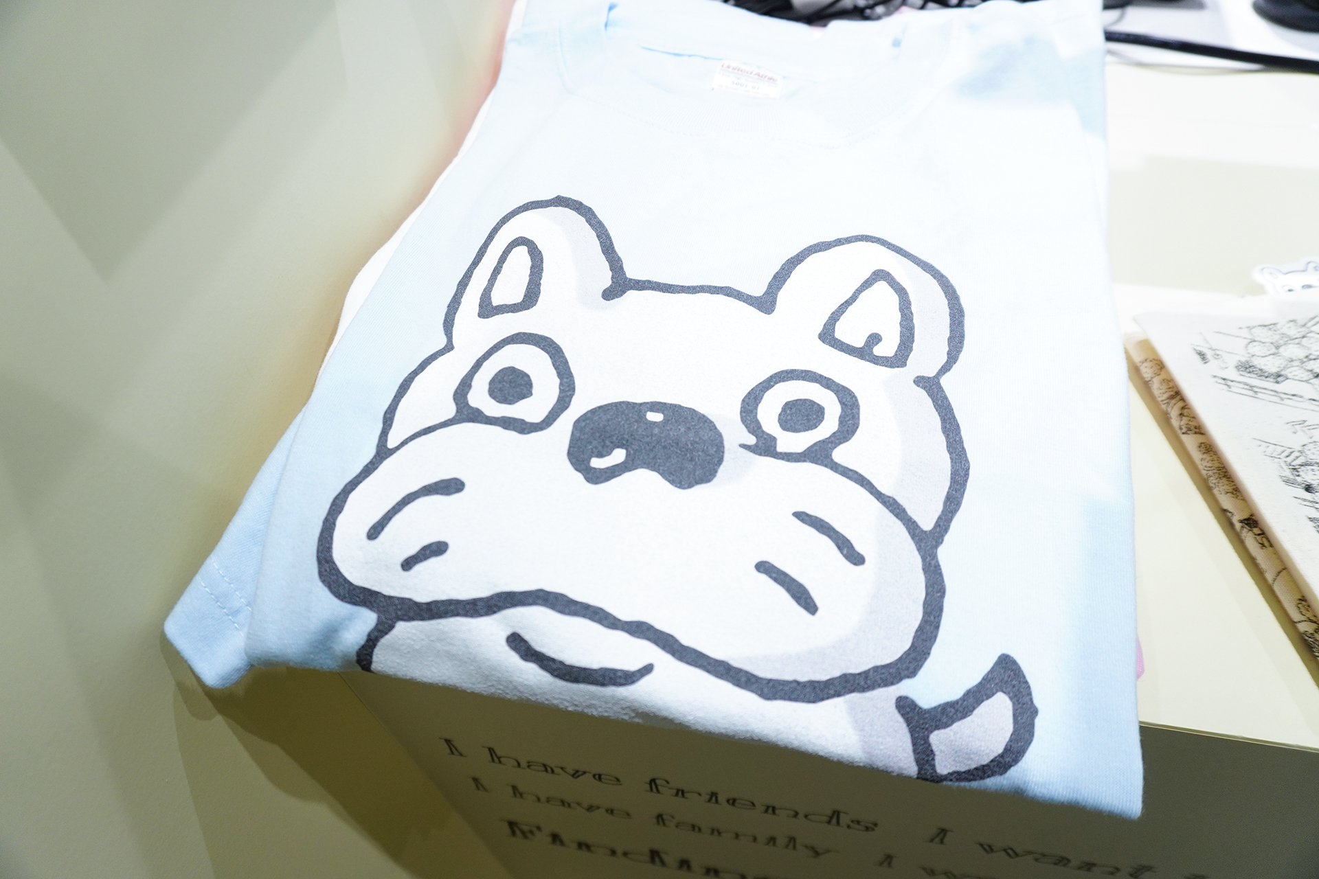 ブースの中では各ゲームのオリジナルグッズがまるでショップのように陳列され販売されていた