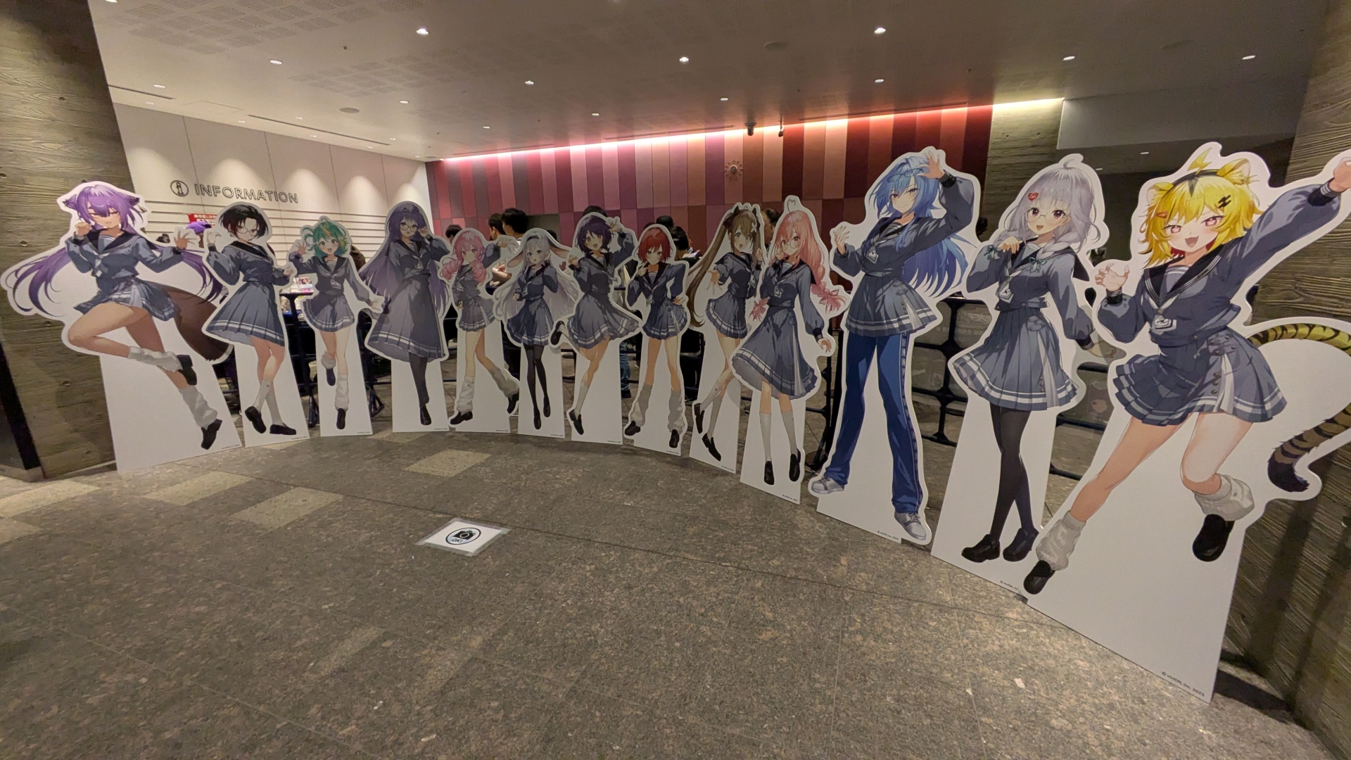 会場には新衣装の等身大ポップが全員分飾られていた。普段と違う髪型のメンバーが多いこともあって見どころが多い