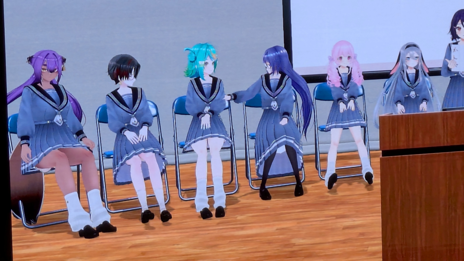 後ろでこっそり遊んでるのも式典らしさがある