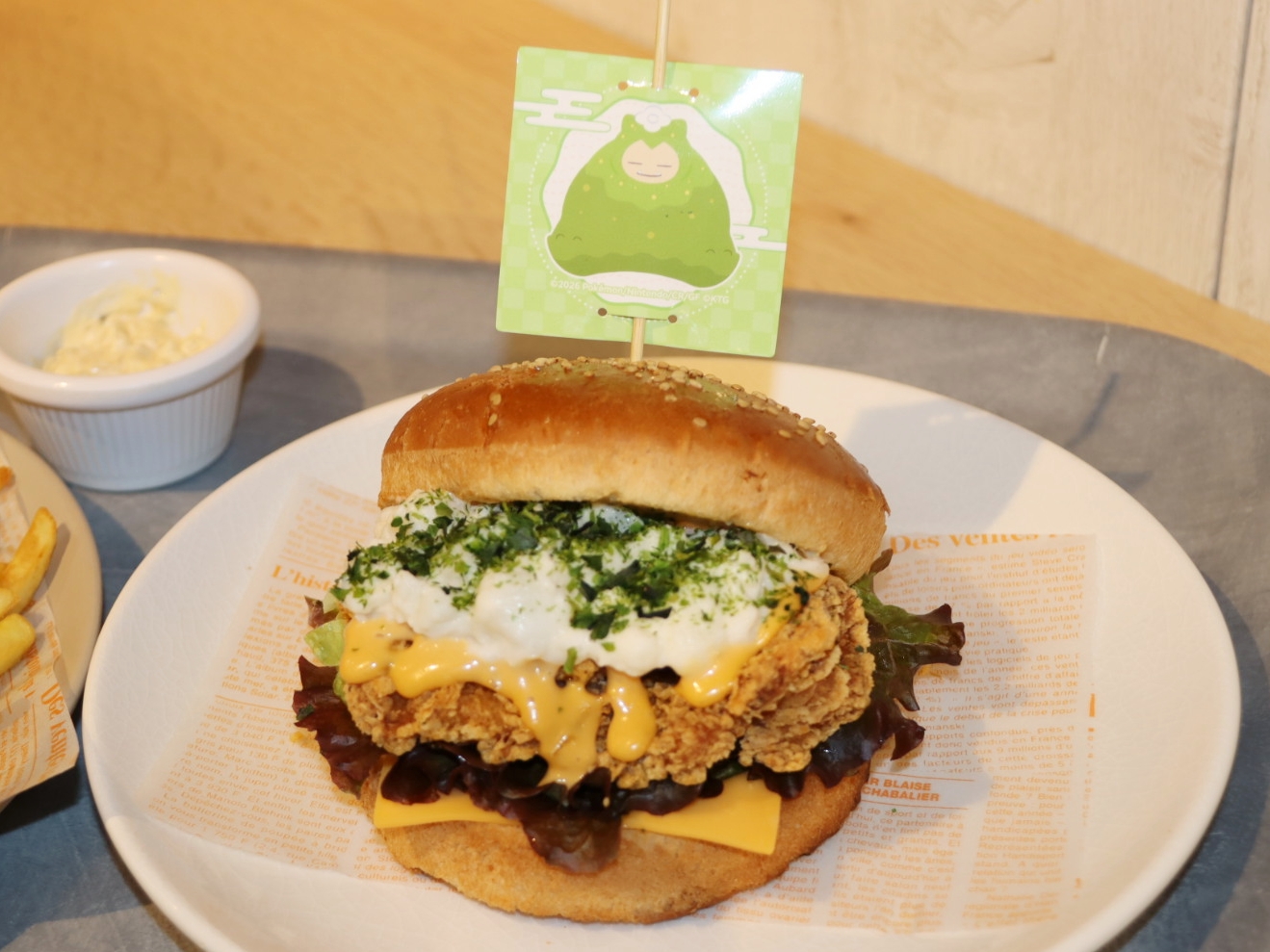 カビゴン（こけむし）のポテサラフライドチキンバーガー 2,200円
