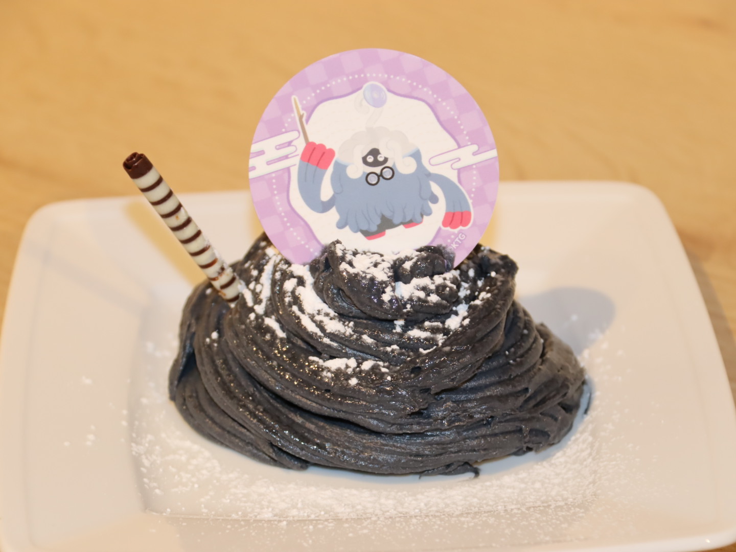 モジャンボ（はかせ）のもじゃもじゃの中は秘密　あまあまスイーツ 1,320円/黒い色のぷるぷるとした生クリームに包まれたスイーツ。中身は「秘密」ということで秘密にしておくが、こちらもモジャンボらしいボリュームさがあるものとなっている