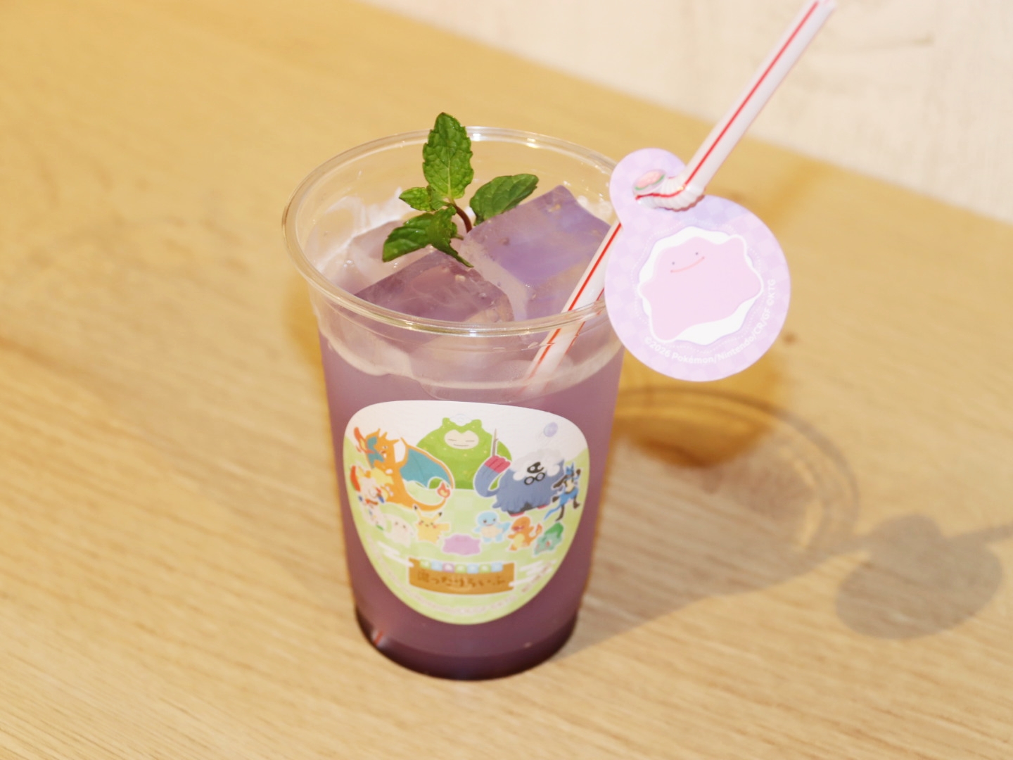 メタモンのぷるちゅるジュース 990円/メタモンをイメージしたさわやかな甘みのジュース。ゼリー入りで、ぷるぷるとした飲み心地もポイント