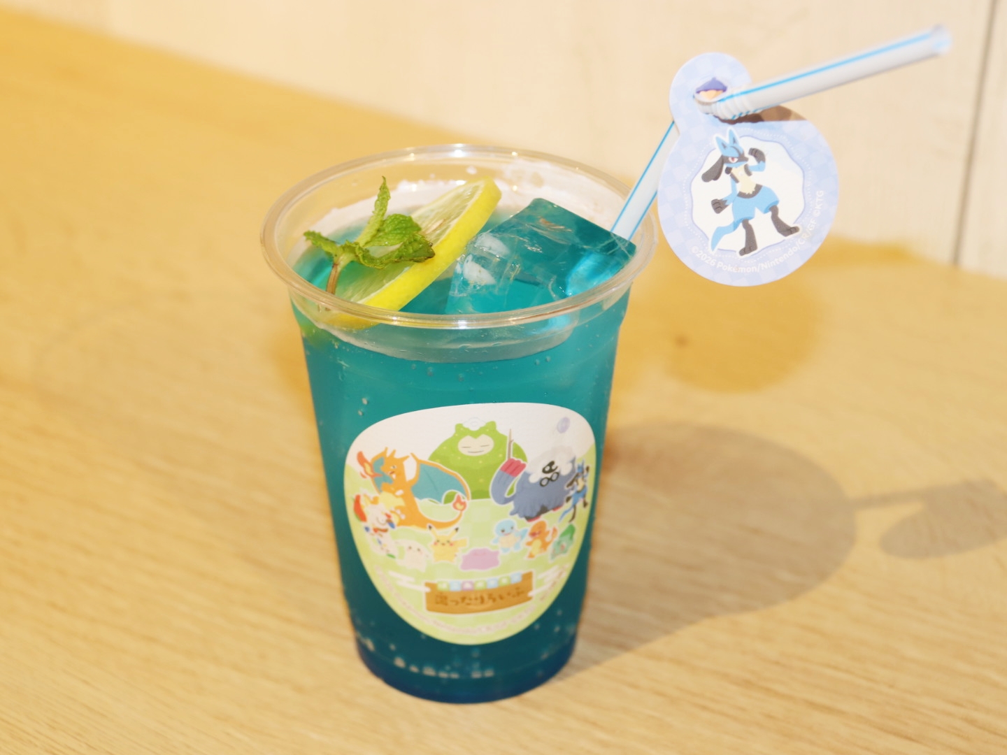 ルカリオのブルーレモンスカッシュ 990円/印象的な青色に仕上げられたルカリオのレモンスカッシュ。暑い日にぴったりの爽やかな味