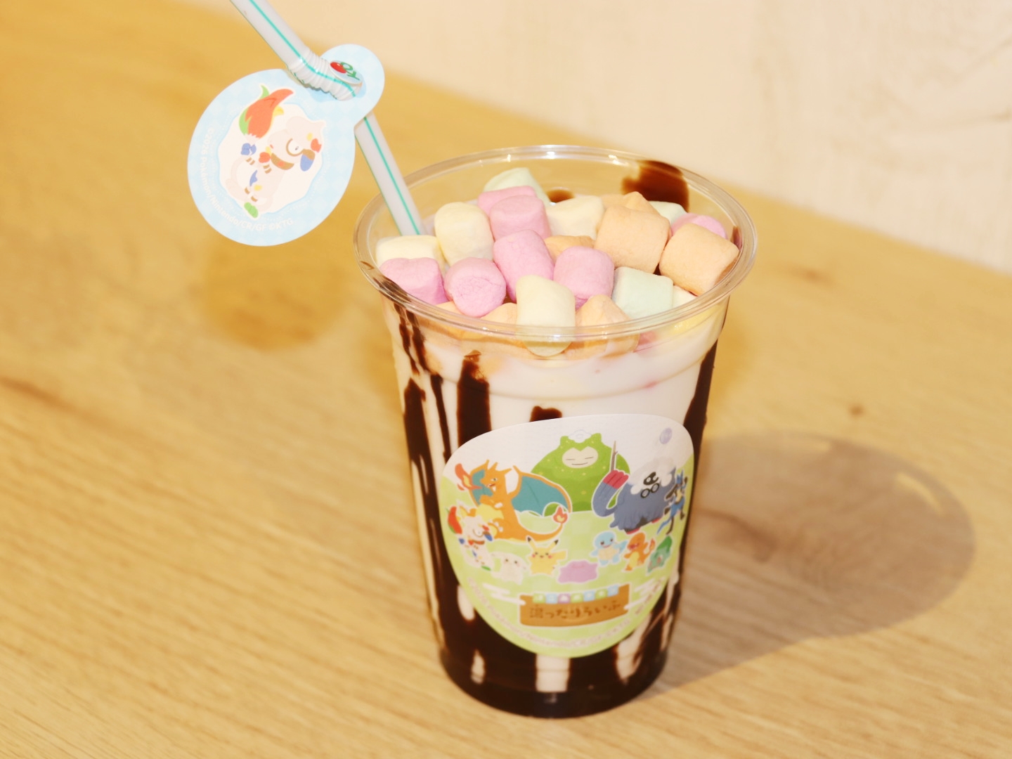 ドーブルのカラフルチョコミルク 990円/ドーブルらしいカラフルなマシュマロがたくさん乗ったチョコミルク。絵の具のように混ざり合うチョコとミルクの見た目も楽しい