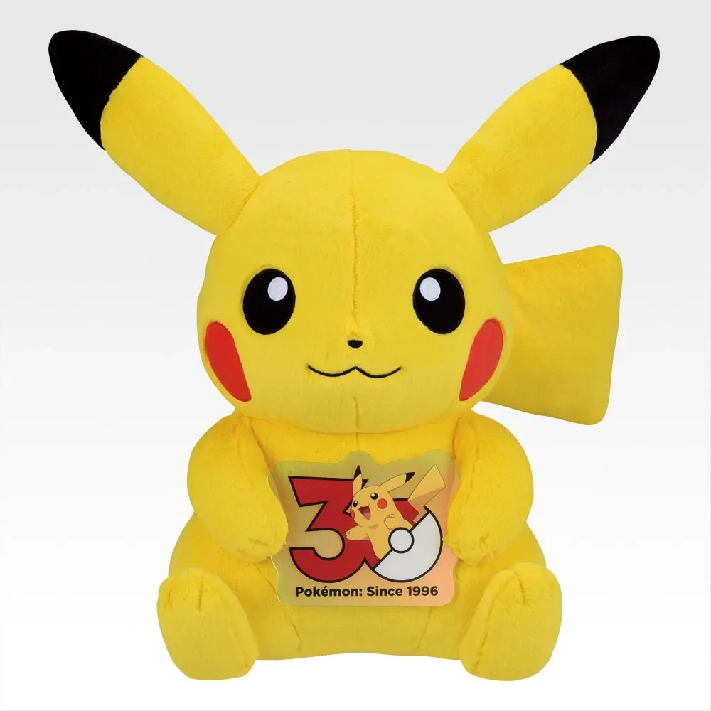30周年のロゴがデザインされたプレートを持ったピカチュウ（オスのすがた）のぬいぐるみ。一番くじでしか手に入らない特別なアイテム