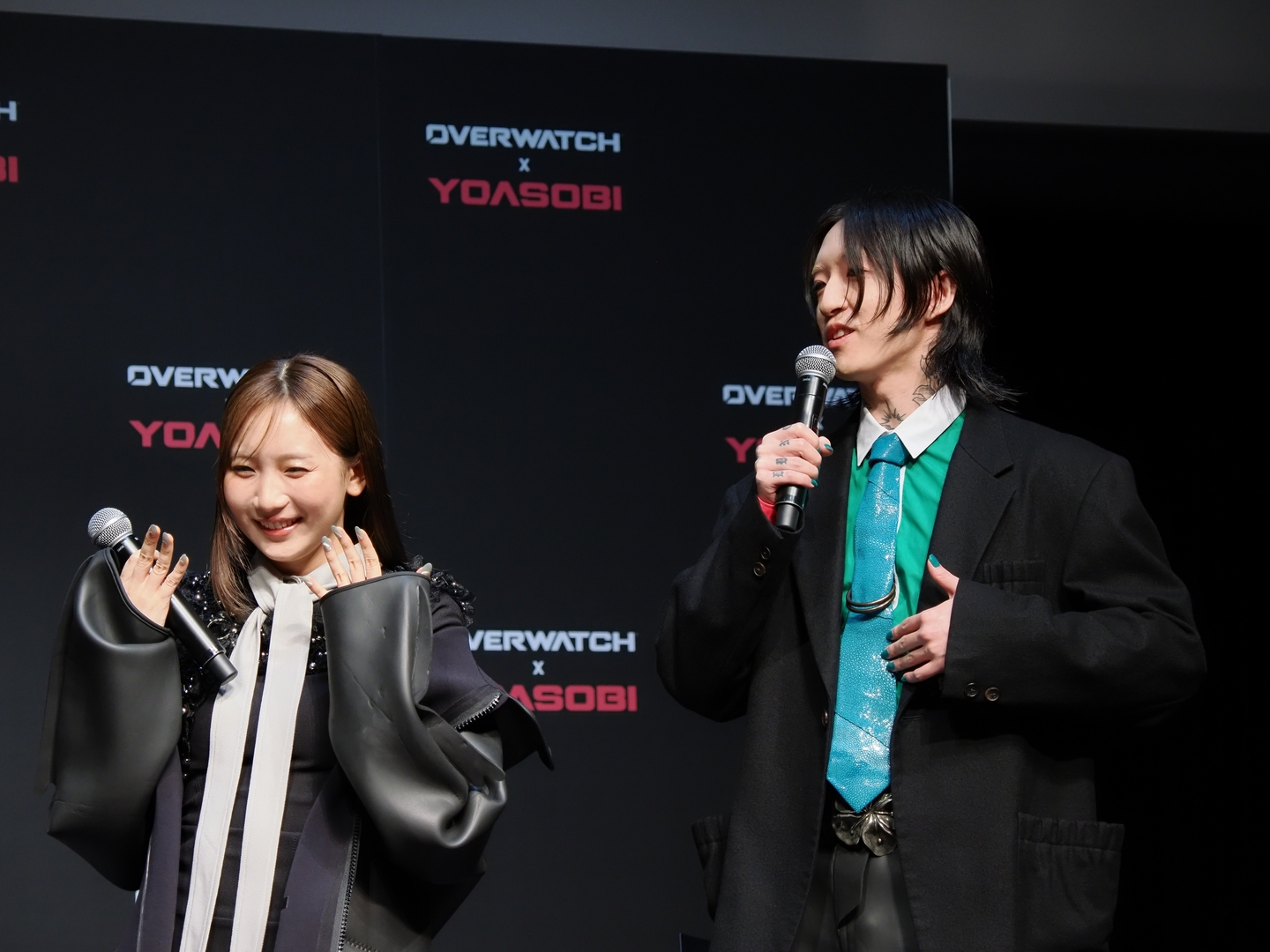 “オーバーウォッチ仕様”のコーデで登壇したYOASOBIの2人