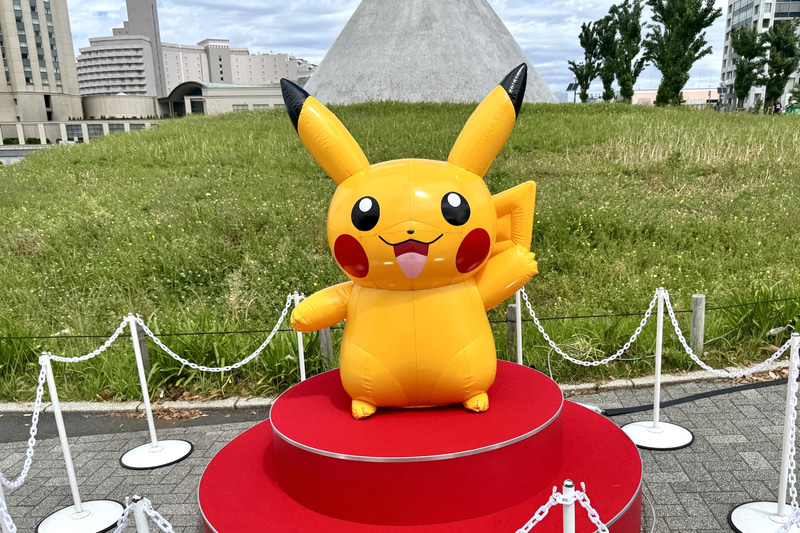 ピカチュウも手をふってお出迎え
