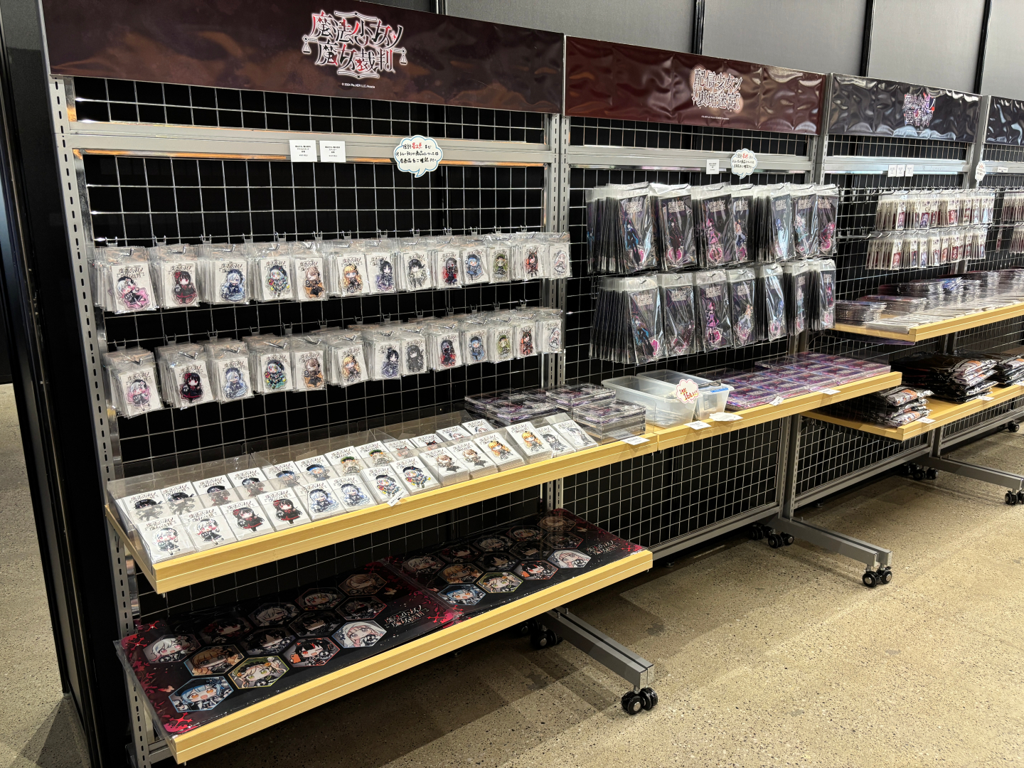 「魔法少女ノ因習村」の商品販売にあわせ「魔法少女ノ魔女裁判（まのさば）」「配信少女ノ裏垢迷宮（はのうら）」の商品もラインナップ。取材時点ではかなり潤沢に在庫が用意されていた