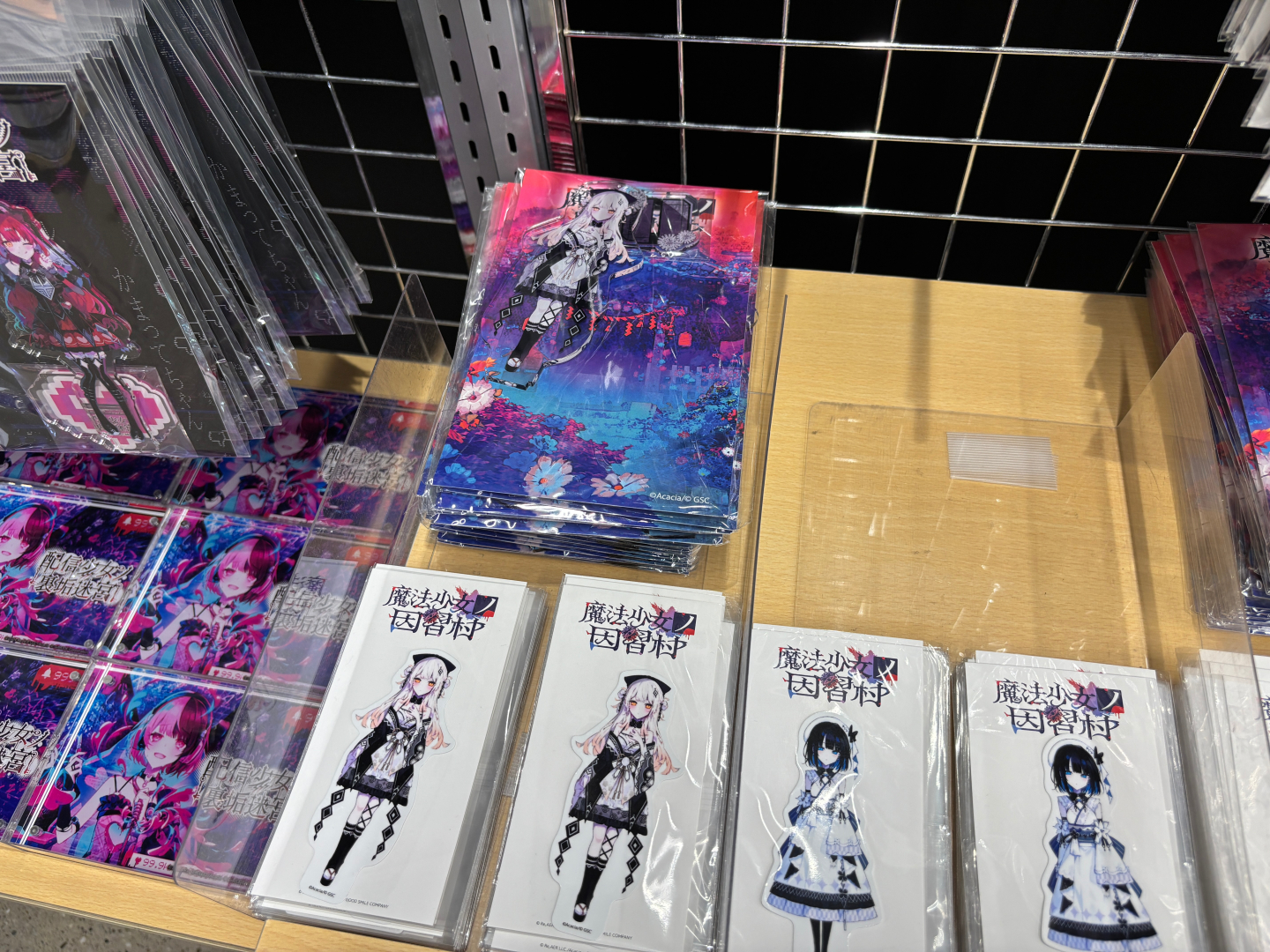 アクリルスタンド 価格：2,000円/ステッカー 価格：440円