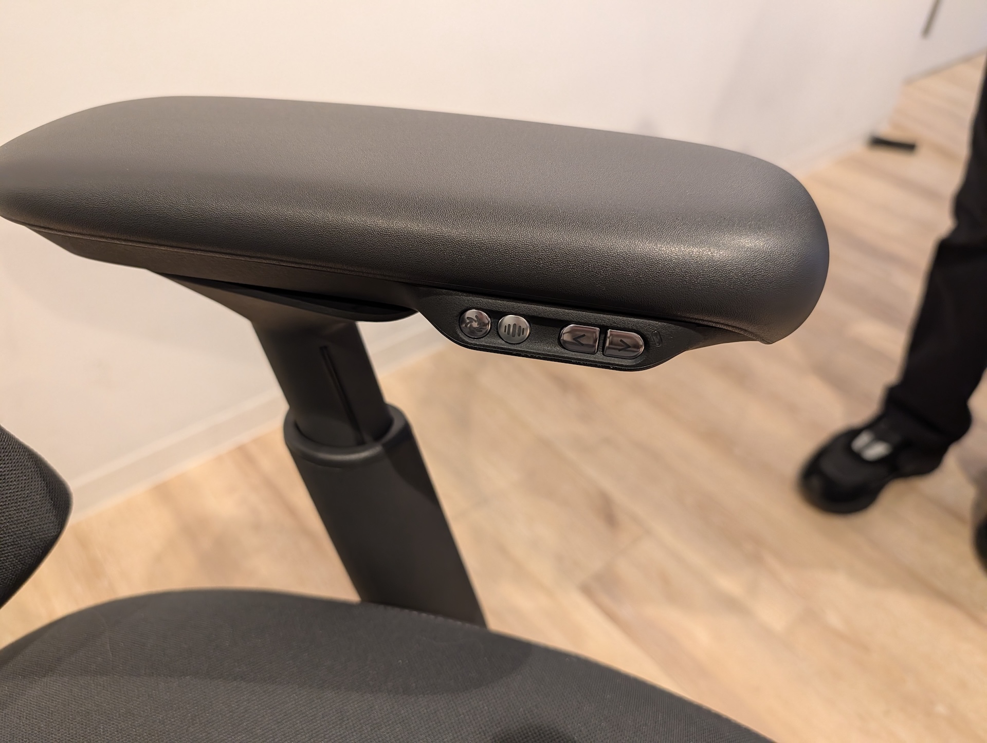 左側のアームレスト部に電動操作用のスイッチなどが備えられている