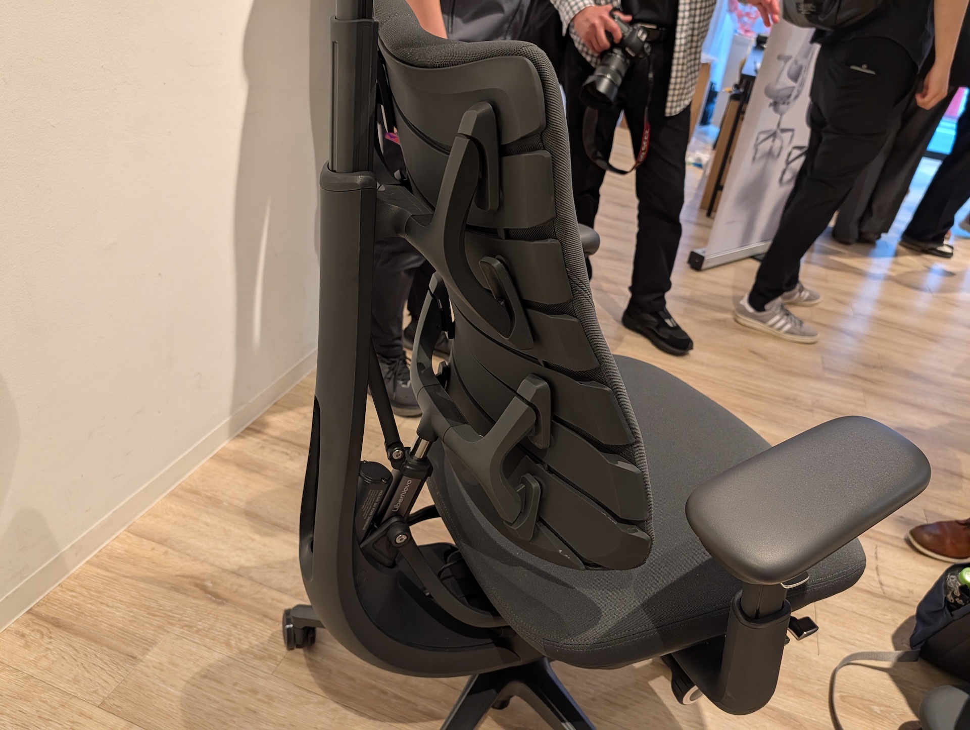 「LiberNovo Omni」シリーズの特徴である「フレックスフィットバックレスト」