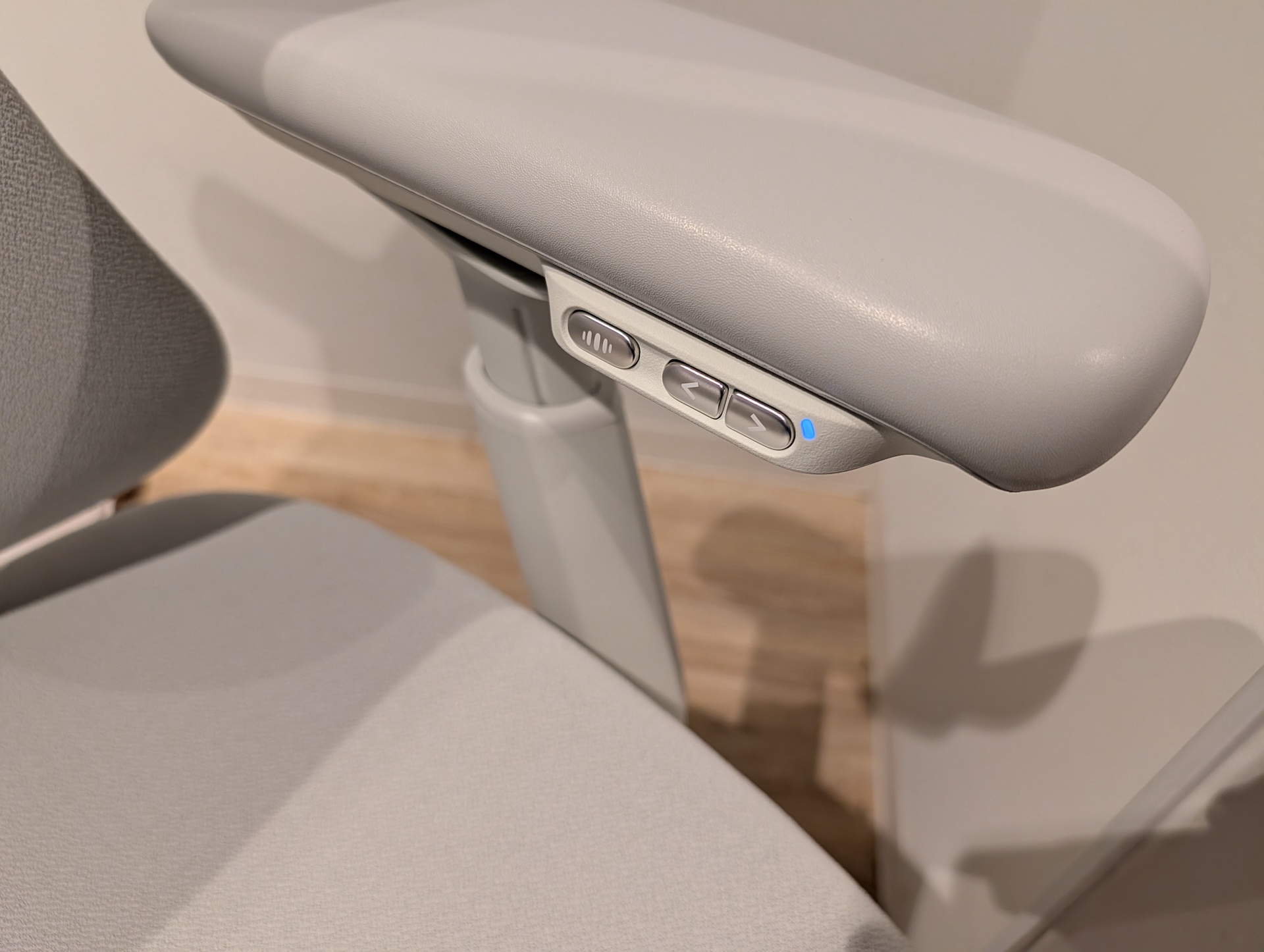 既存モデルの後継モデルとなる「LiberNovo Omni Gen」はアームレスト部の操作ボタンが1つ少ない