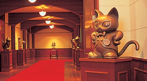 【1996年】園内各エリアのキャラクターの銅像が並ぶナンジャタウンの玄関口「スターロード」