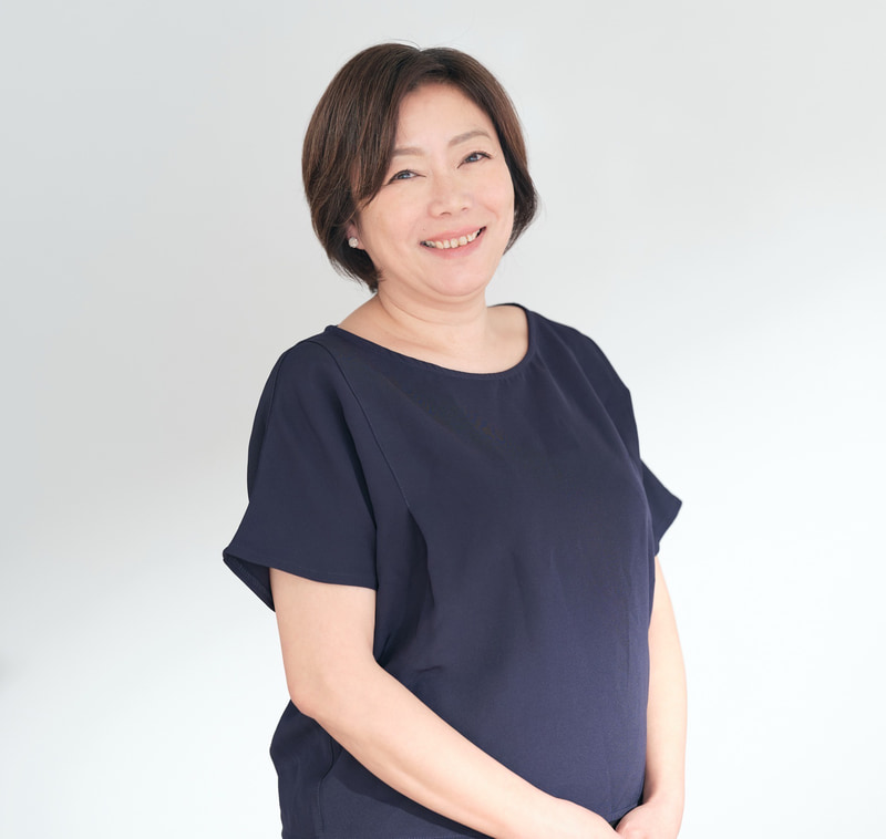 紹介動画のナレーションを担当する三浦七緒子さん