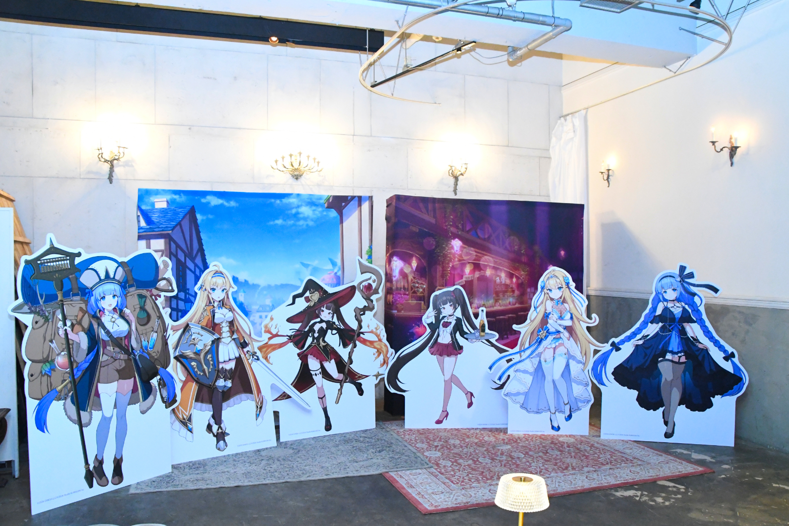 探検衣装と娼館（酒場）衣装姿のキャラクターパネルが展示されていた